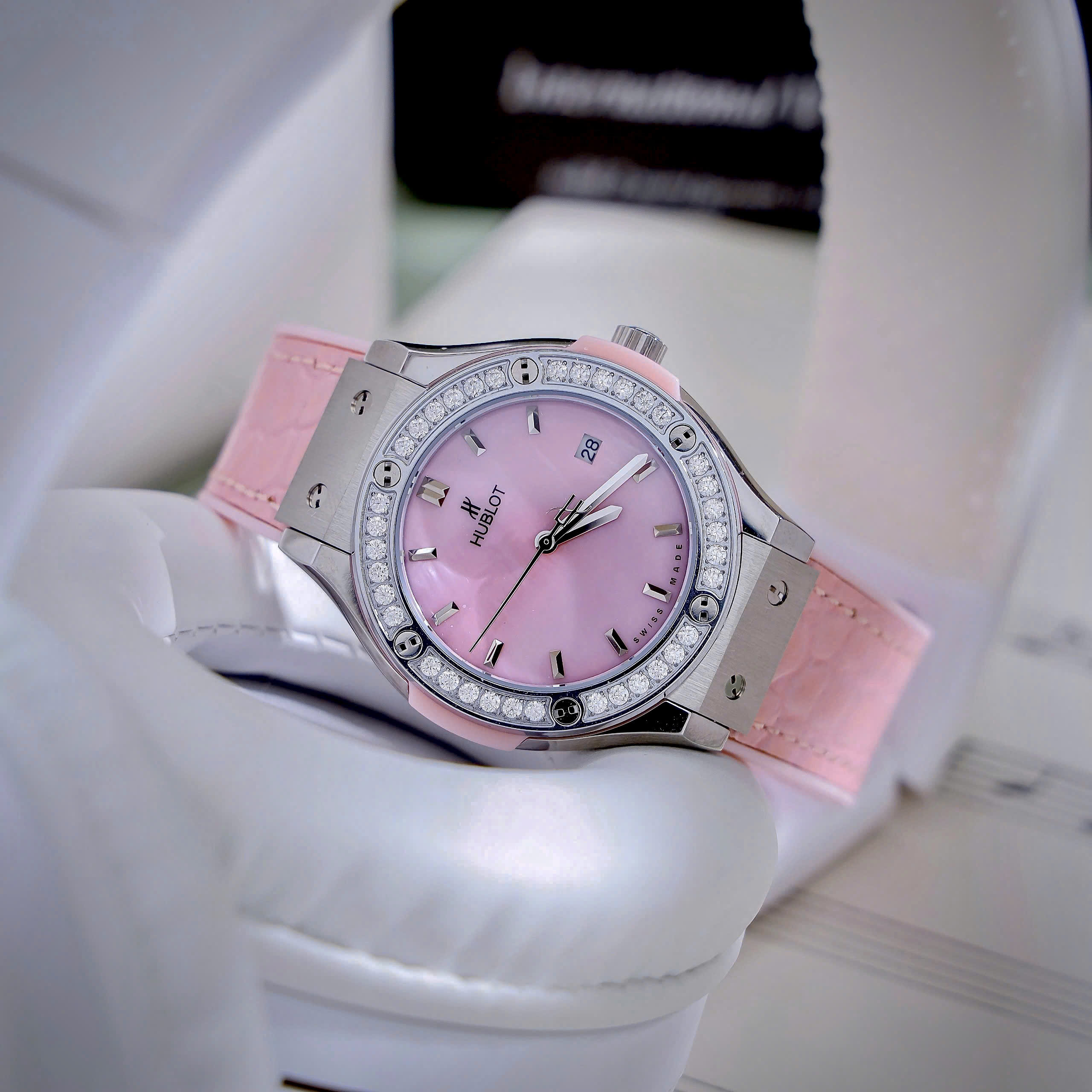 Đồng hồ Hublot Classic Fusion nữ đính đá mặt số xà cừ hồng Fake máy Nhật 33mm (1) Đồng hồ Hublot Classic Fusion nữ đính đá mặt số xà cừ hồng Fake máy Nhật 33mm (2)