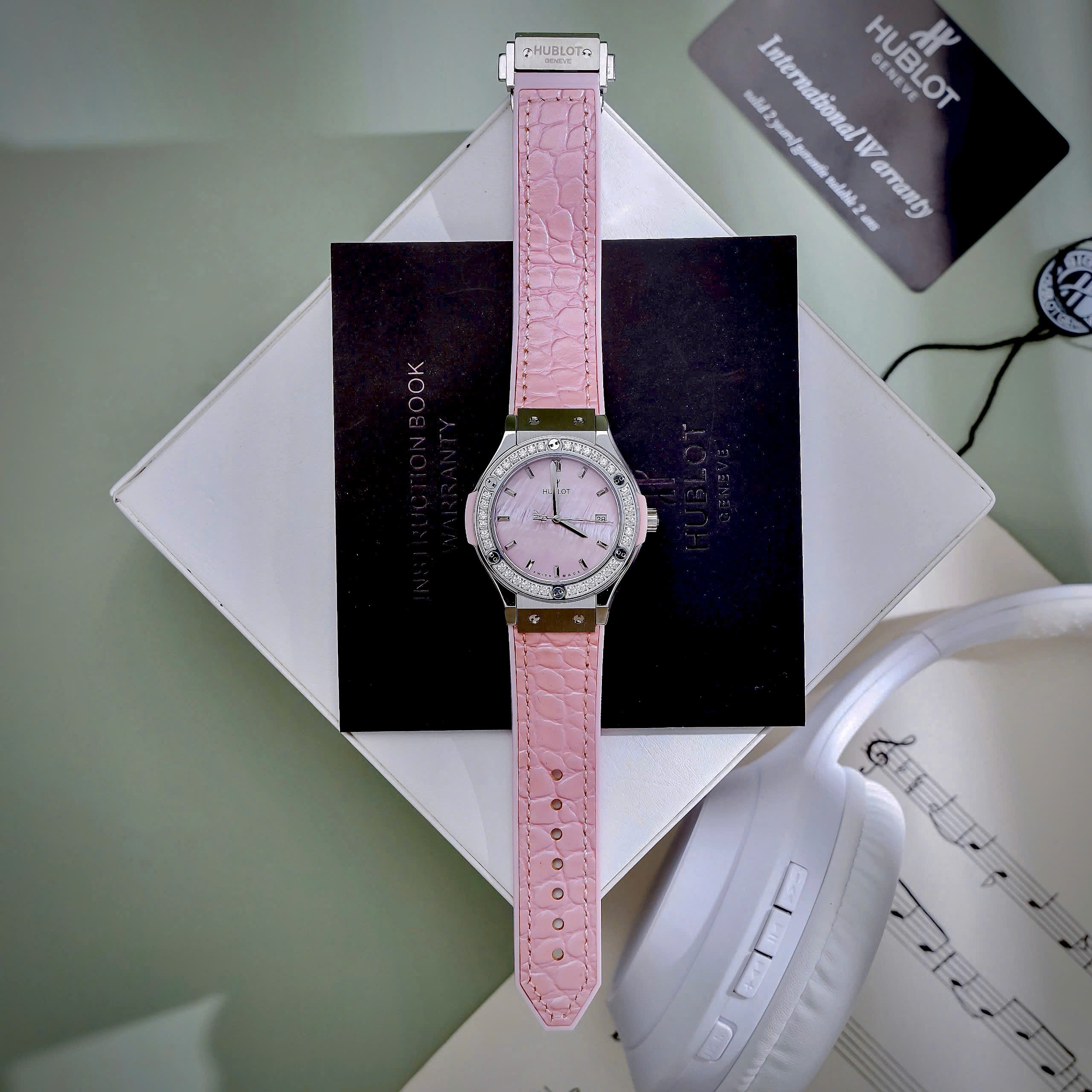 Đồng hồ Hublot Classic Fusion nữ đính đá mặt số xà cừ hồng Fake máy Nhật 33mm (2) Đồng hồ Hublot Classic Fusion nữ đính đá mặt số xà cừ hồng Fake máy Nhật 33mm (2)