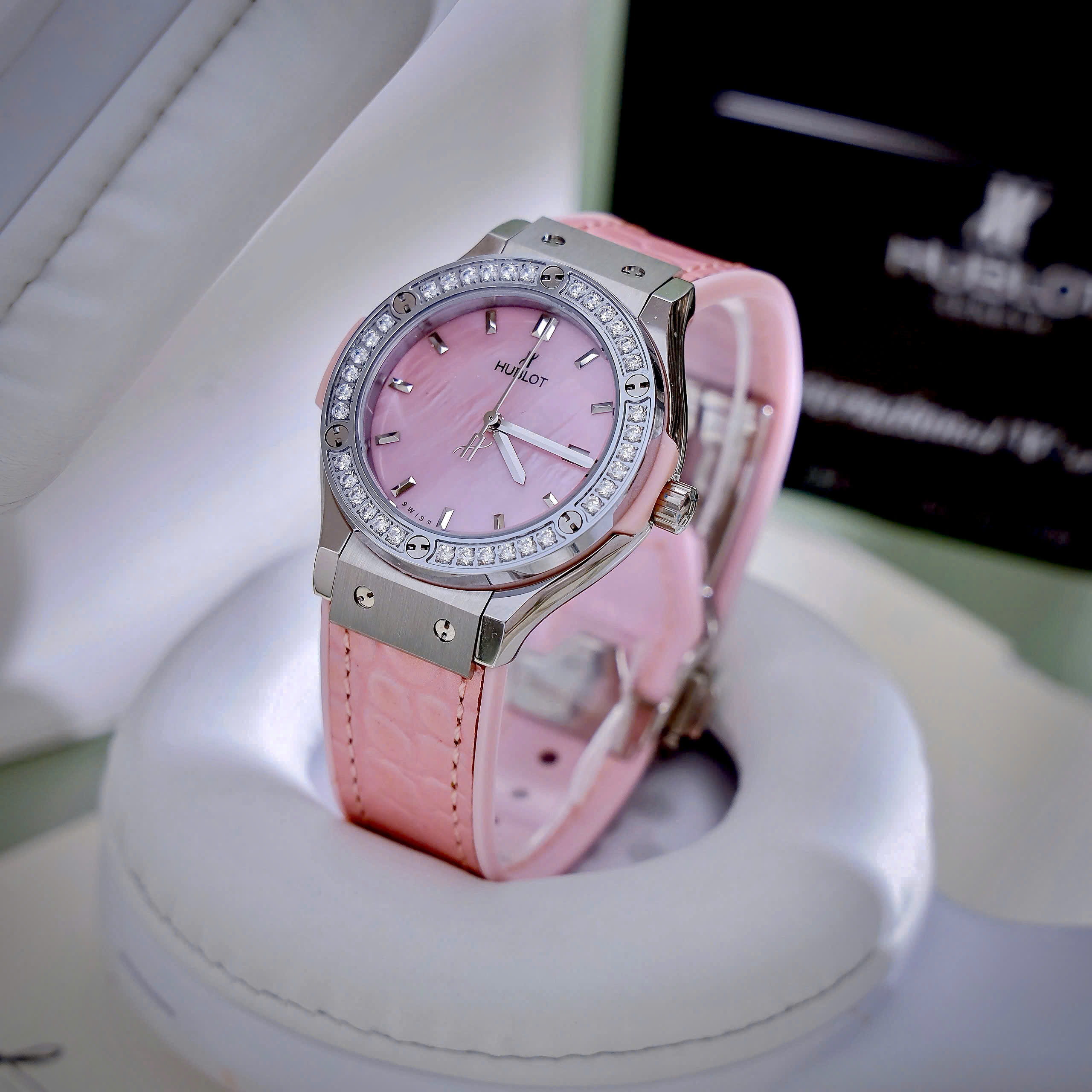 Đồng hồ Hublot Classic Fusion nữ đính đá mặt số xà cừ hồng Fake máy Nhật 33mm (3)