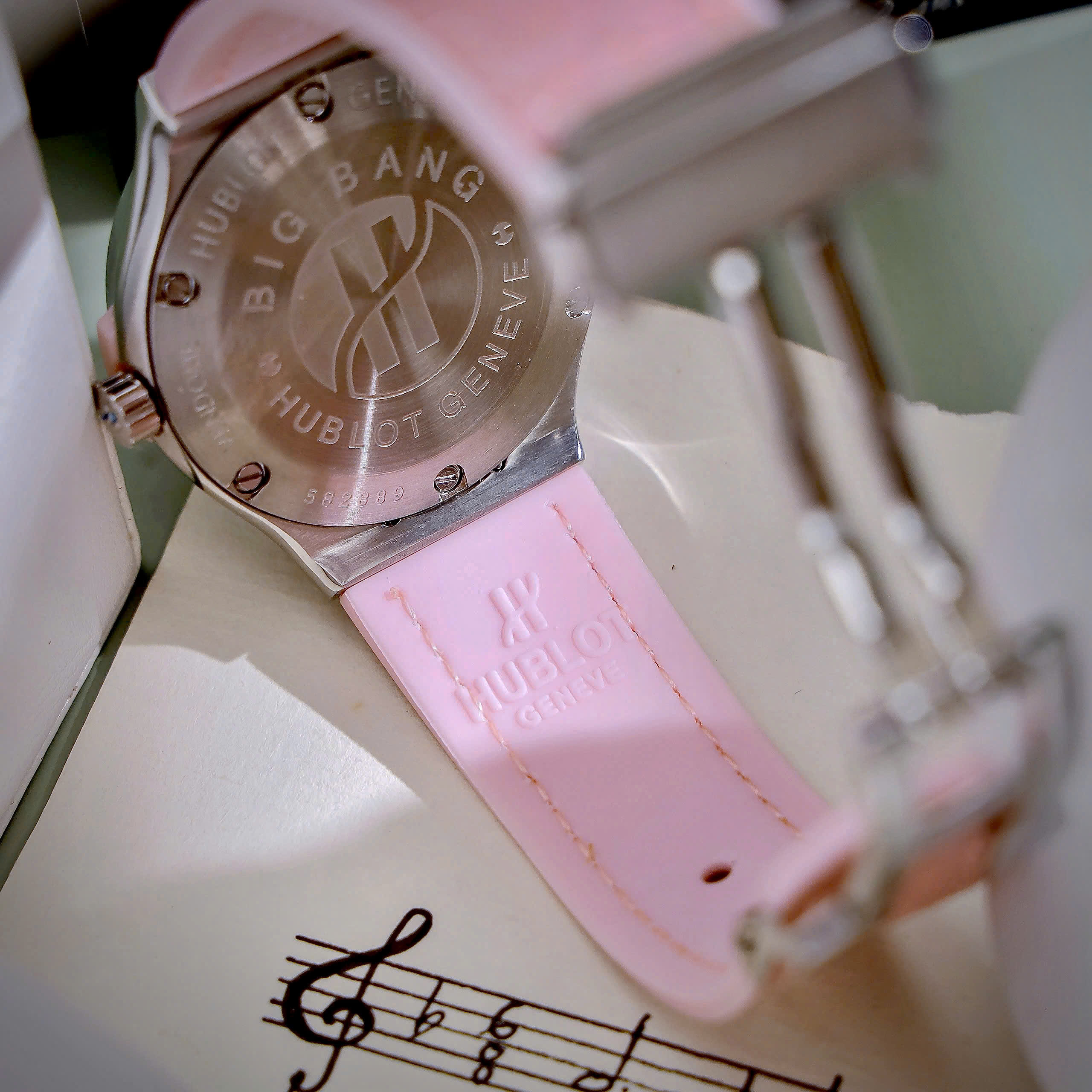 Đồng hồ Hublot Classic Fusion nữ đính đá mặt số xà cừ hồng Fake máy Nhật 33mm (4)