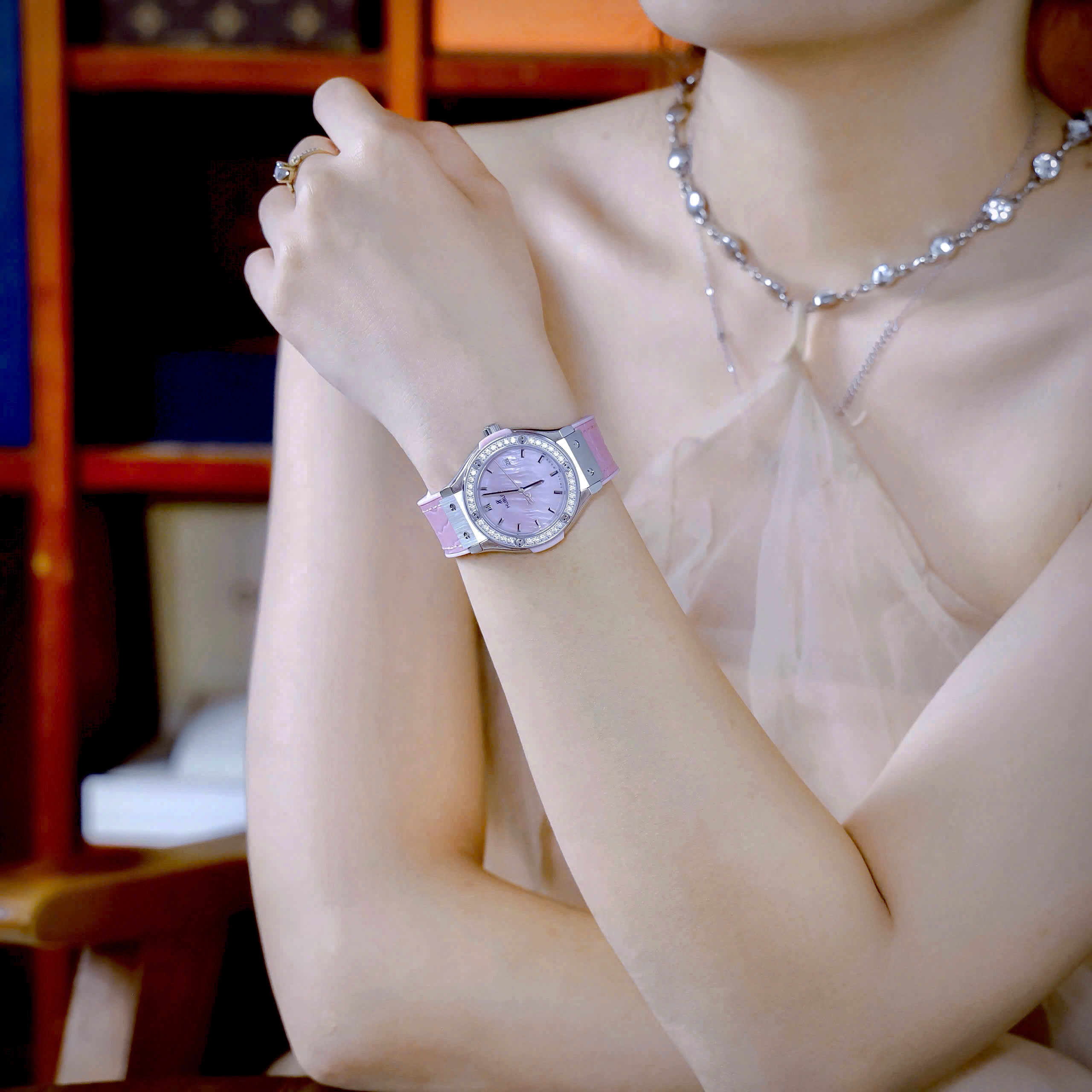 Đồng hồ Hublot Classic Fusion nữ đính đá mặt số xà cừ hồng Fake máy Nhật 33mm (5)