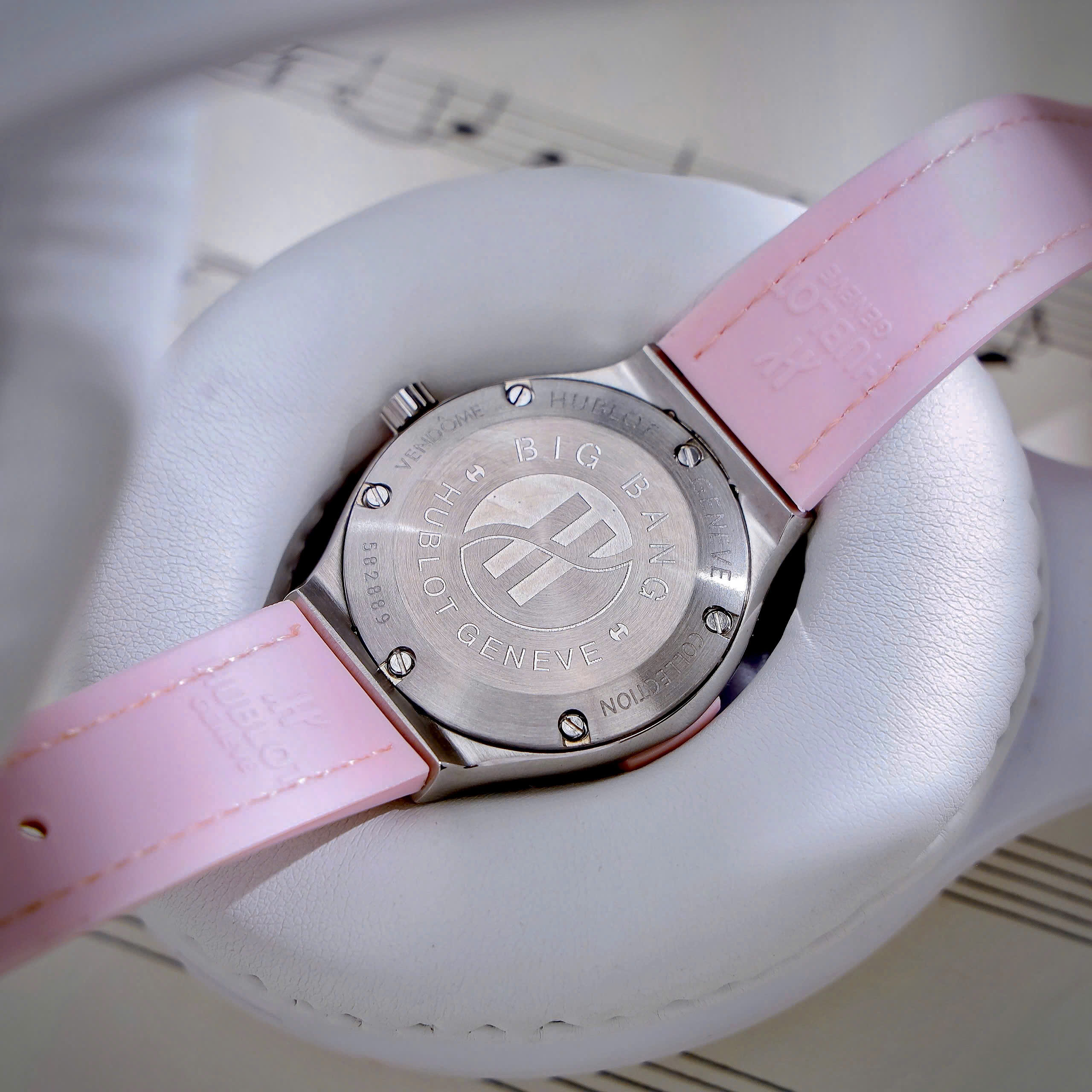 Đồng hồ Hublot Classic Fusion nữ đính đá mặt số xà cừ hồng Fake máy Nhật 33mm (7)