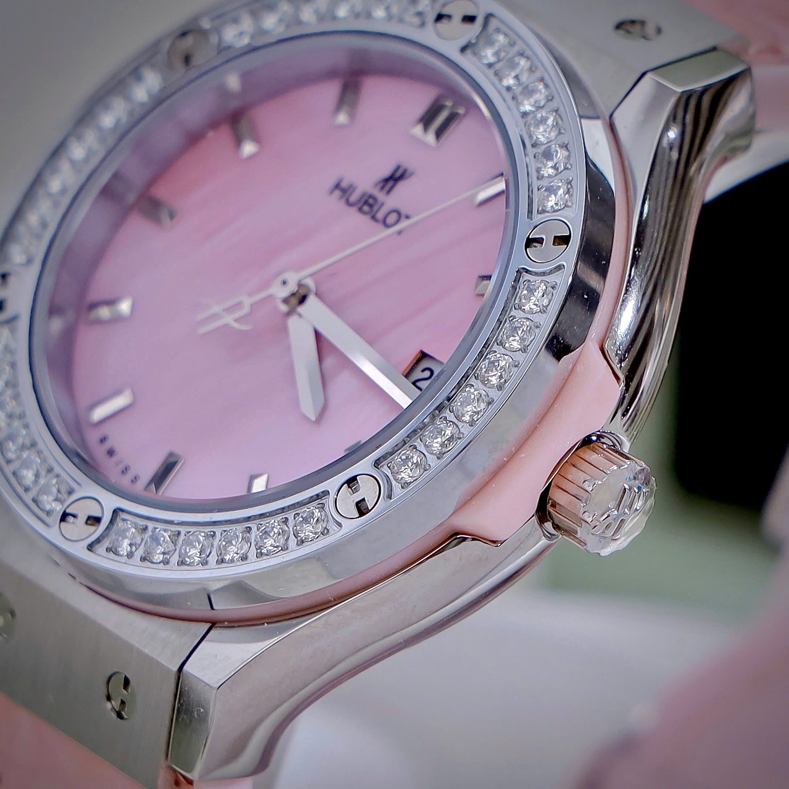 Đồng hồ Hublot Classic Fusion nữ đính đá mặt số xà cừ hồng Fake máy Nhật 33mm (8)