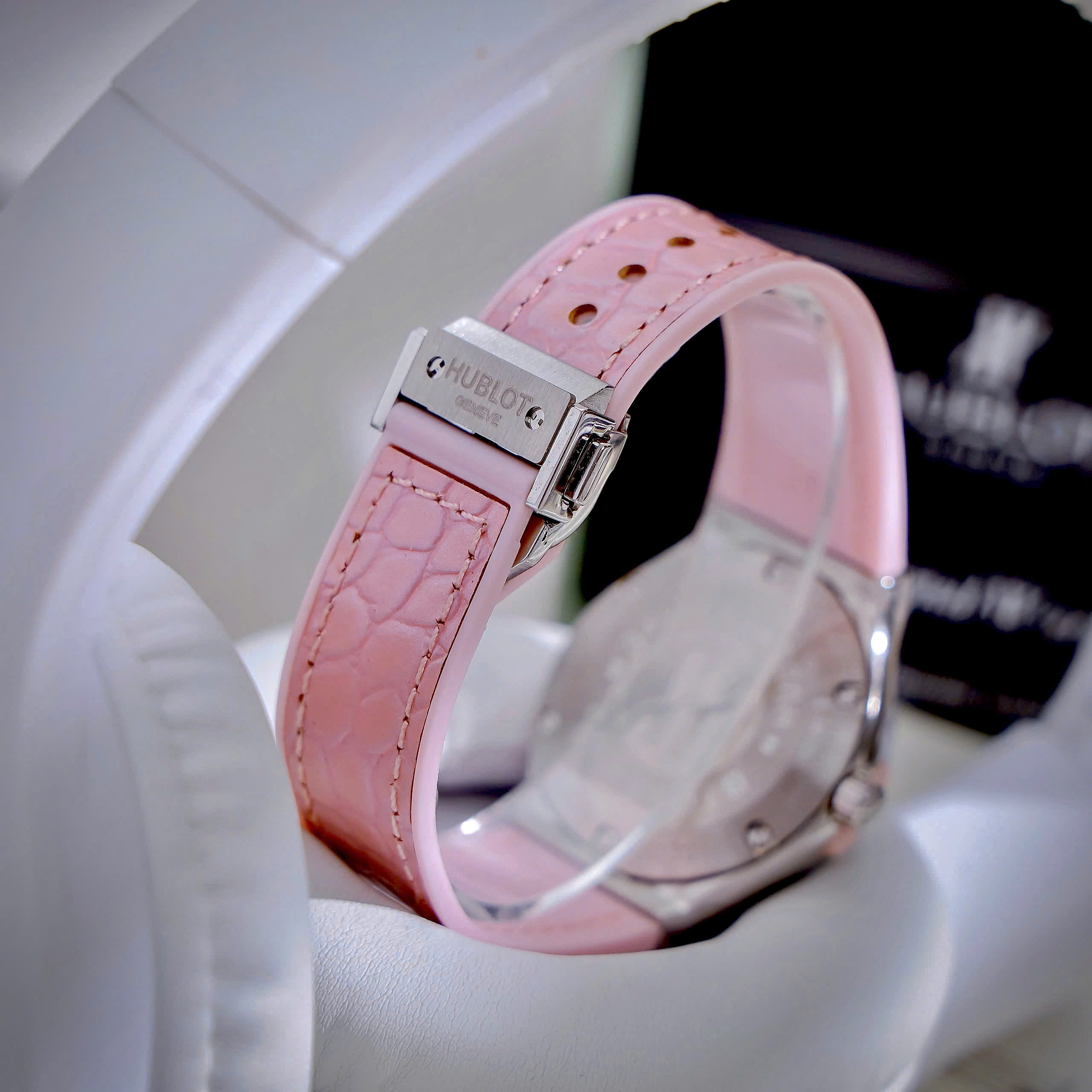 Đồng hồ Hublot Classic Fusion nữ đính đá mặt số xà cừ hồng Fake máy Nhật 33mm (9)