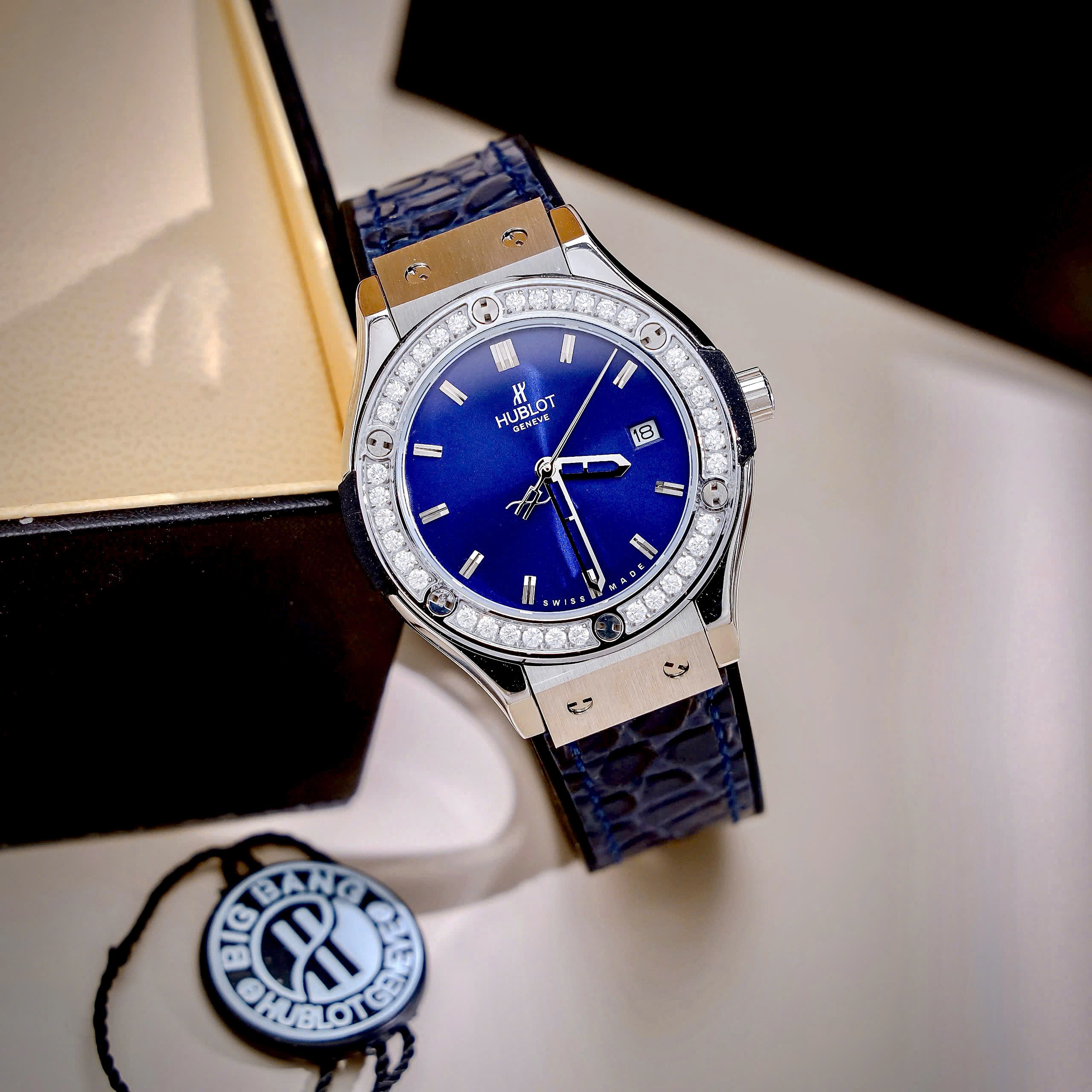 Đồng hồ Hublot nữ màu xanh Bigbang Lady trẻ trung phong cách máy Pin Nhật 33mm (6) Đồng hồ Hublot nữ màu xanh Bigbang Lady trẻ trung phong cách máy Pin Nhật 33mm (7)