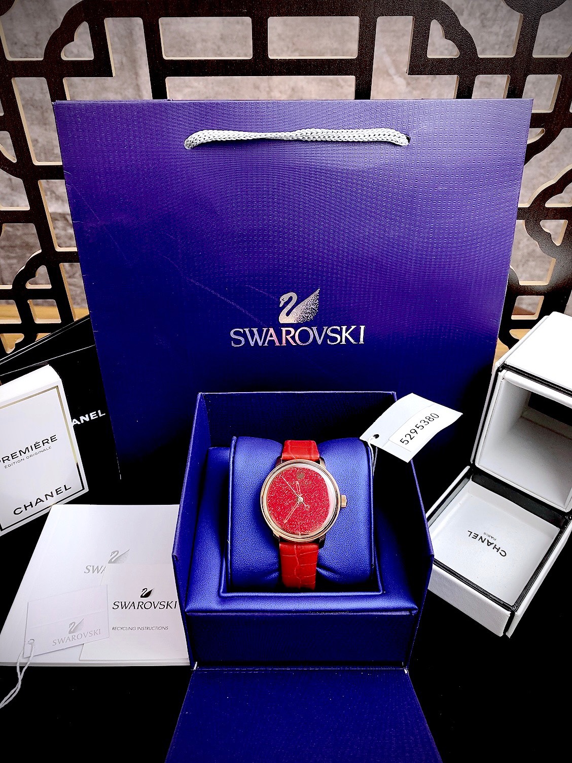 Đồng hồ nữ Swarovski Crystalline House 5295380 mặt màu đỏ Like auth 38mm (1) Đồng hồ nữ Swarovski Crystalline House 5295380 mặt màu đỏ Like auth 38mm