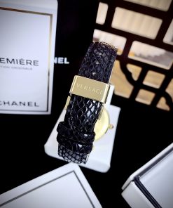 Đồng hồ Versace siêu cấp là một lựa chọn tuyệt vời cho những người phụ nữ muốn kết hợp giữa phong cách và chất lượng. Với thiết kế độc đáo và cá tính, cùng với chất liệu và công nghệ Thụy Sĩ, nó thực sự là một món phụ kiện đẹp mắt và đáng giá. Việc chọn một chiếc đồng hồ chế tác không chỉ là về việc xem giờ mà còn là về phong cách và cảm nhận cá nhân. Việc chọn mua một món đồ như đồng hồ có thể là một quyết định khá quan trọng. Nếu có bất kỳ thắc mắc nào hoặc cần thêm thông tin, bạn có thể liên hệ trực tiếp với đội ngũ DWatch để được tư vấn và hỗ trợ chi tiết hơn. Chúc bạn tìm được một chiếc đồng hồ ưng ý và phản ánh đúng phong cách và cá nhân của mình!