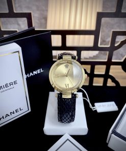 Đồng hồ Versace siêu cấp là một lựa chọn tuyệt vời cho những người phụ nữ muốn kết hợp giữa phong cách và chất lượng. Với thiết kế độc đáo và cá tính, cùng với chất liệu và công nghệ Thụy Sĩ, nó thực sự là một món phụ kiện đẹp mắt và đáng giá. Việc chọn một chiếc đồng hồ chế tác không chỉ là về việc xem giờ mà còn là về phong cách và cảm nhận cá nhân. Việc chọn mua một món đồ như đồng hồ có thể là một quyết định khá quan trọng. Nếu có bất kỳ thắc mắc nào hoặc cần thêm thông tin, bạn có thể liên hệ trực tiếp với đội ngũ DWatch để được tư vấn và hỗ trợ chi tiết hơn. Chúc bạn tìm được một chiếc đồng hồ ưng ý và phản ánh đúng phong cách và cá nhân của mình!