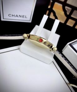 Đồng hồ Versace siêu cấp là một lựa chọn tuyệt vời cho những người phụ nữ muốn kết hợp giữa phong cách và chất lượng. Với thiết kế độc đáo và cá tính, cùng với chất liệu và công nghệ Thụy Sĩ, nó thực sự là một món phụ kiện đẹp mắt và đáng giá. Việc chọn một chiếc đồng hồ chế tác không chỉ là về việc xem giờ mà còn là về phong cách và cảm nhận cá nhân. Việc chọn mua một món đồ như đồng hồ có thể là một quyết định khá quan trọng. Nếu có bất kỳ thắc mắc nào hoặc cần thêm thông tin, bạn có thể liên hệ trực tiếp với đội ngũ DWatch để được tư vấn và hỗ trợ chi tiết hơn. Chúc bạn tìm được một chiếc đồng hồ ưng ý và phản ánh đúng phong cách và cá nhân của mình!