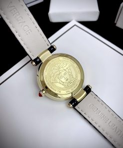 Đồng hồ Versace siêu cấp là một lựa chọn tuyệt vời cho những người phụ nữ muốn kết hợp giữa phong cách và chất lượng. Với thiết kế độc đáo và cá tính, cùng với chất liệu và công nghệ Thụy Sĩ, nó thực sự là một món phụ kiện đẹp mắt và đáng giá. Việc chọn một chiếc đồng hồ chế tác không chỉ là về việc xem giờ mà còn là về phong cách và cảm nhận cá nhân. Việc chọn mua một món đồ như đồng hồ có thể là một quyết định khá quan trọng. Nếu có bất kỳ thắc mắc nào hoặc cần thêm thông tin, bạn có thể liên hệ trực tiếp với đội ngũ DWatch để được tư vấn và hỗ trợ chi tiết hơn. Chúc bạn tìm được một chiếc đồng hồ ưng ý và phản ánh đúng phong cách và cá nhân của mình!