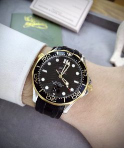Đồng hồ Omega Seamaster nam dây cao su màu đen máy cơ