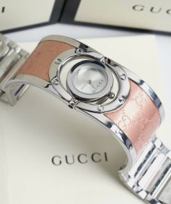 Đồng hồ nữ Gucci Fake cao cấp màu hồng dạng lắc tay 23 (4)