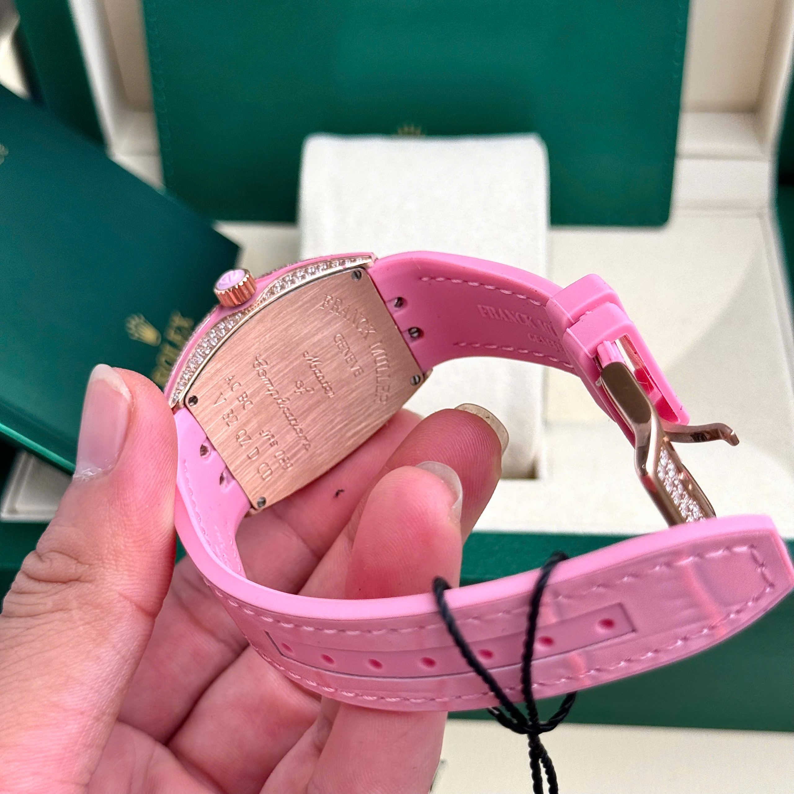 Đồng hồ Franck Muller V32 nữ đính đá dây cao su màu hồng 36mm (3) Đồng hồ Franck Muller V32 nữ đính đá dây cao su màu hồng 36mm (5)