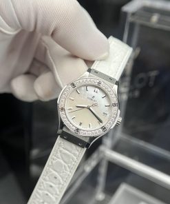 Đồng hồ Hublot nữ đính đá dây cao su màu trắng mặt xà cừ 33mm (1)