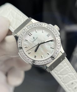 Đồng hồ Hublot nữ đính đá dây cao su màu trắng mặt xà cừ 33mm (1)