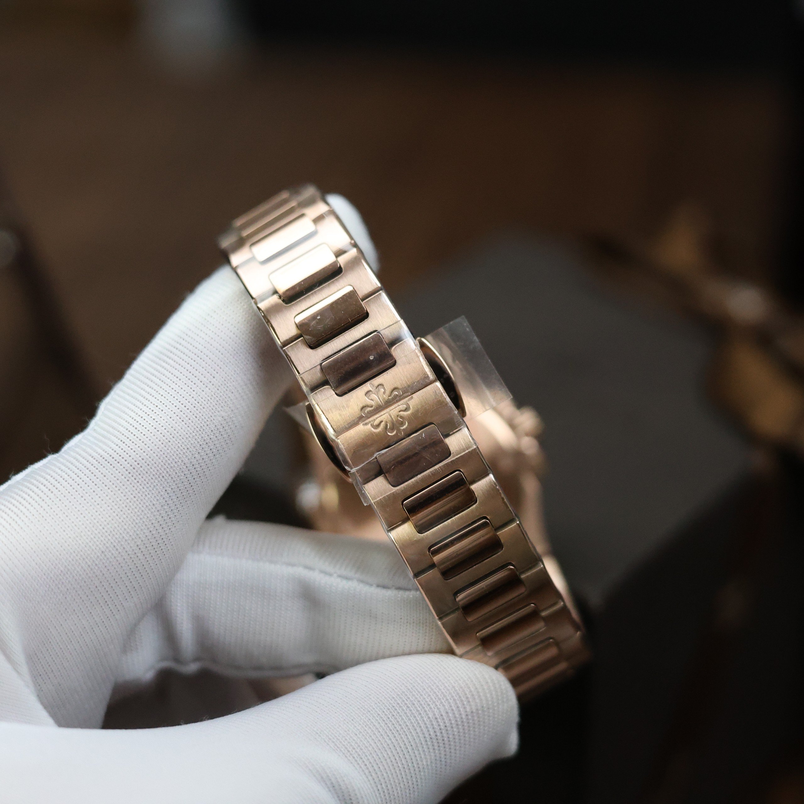 Đồng hồ Patek Philippe Nautilus 7118R đính đá mặt màu tím Rep 11 32mm (2) Đồng hồ Patek Philippe Nautilus 7118R đính đá mặt màu tím Rep 11 32mm (7)