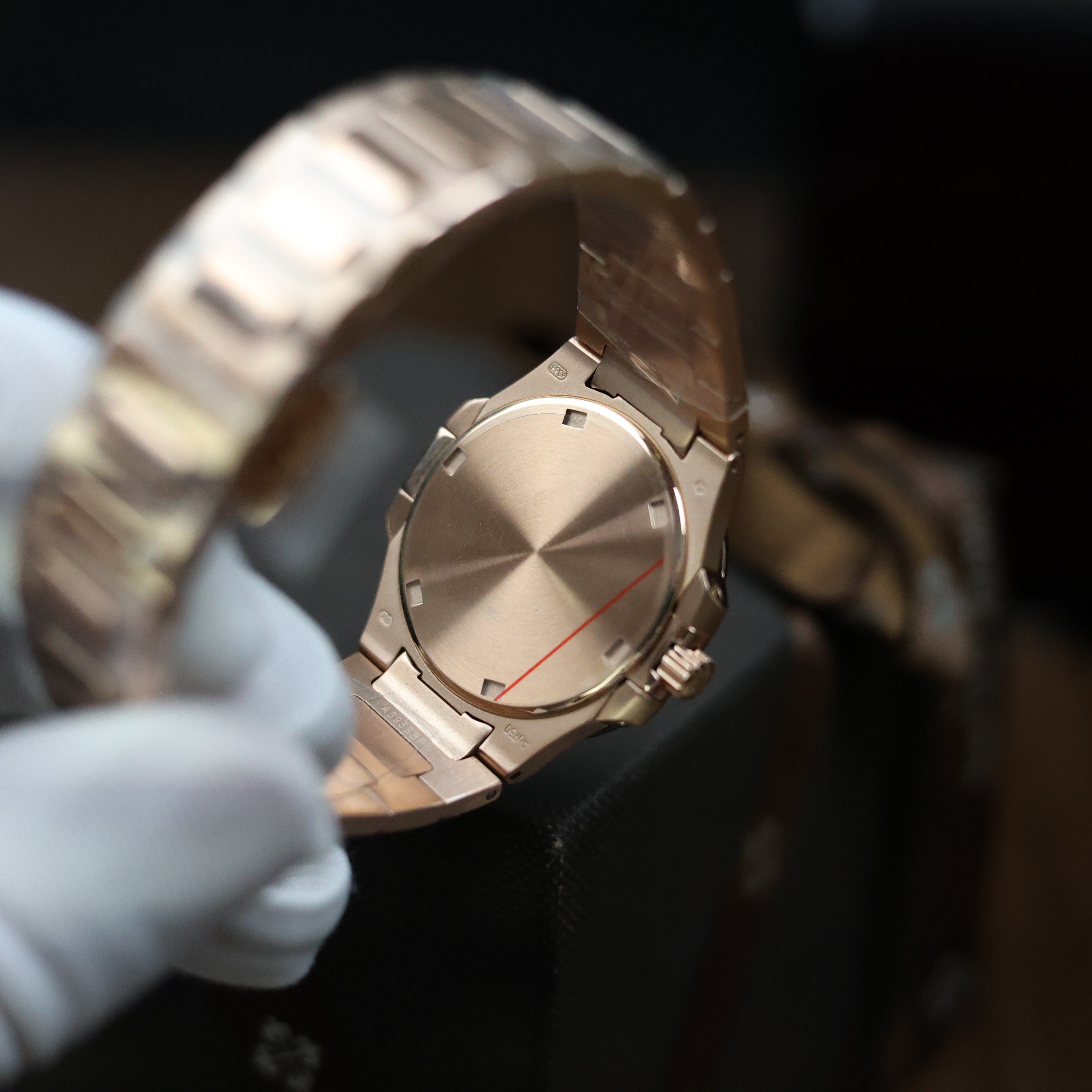 Đồng hồ Patek Philippe Nautilus 7118R đính đá mặt màu tím Rep 11 32mm (7) Đồng hồ Patek Philippe Nautilus 7118R đính đá mặt màu tím Rep 11 32mm (7)