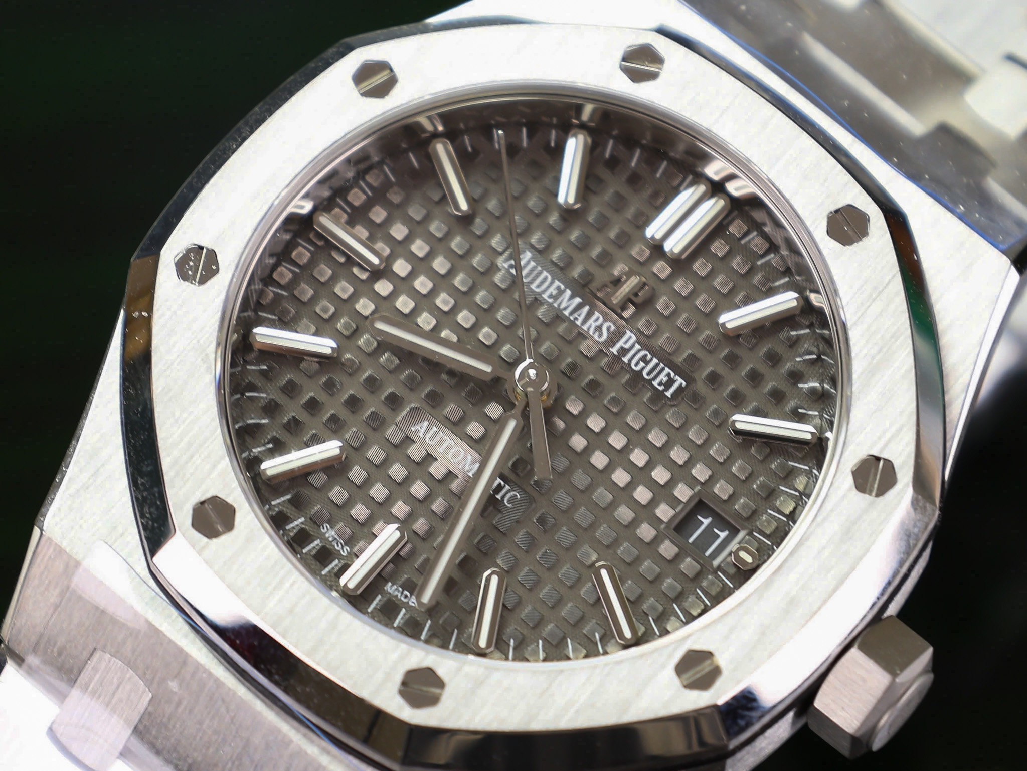 Đồng hồ Audemars Piget Royal Oak Rep 11 mặt xám nhà máy APS 37mm (1) Đồng hồ Audemars Piget Royal Oak Rep 11 mặt xám nhà máy APS 37mm (4)