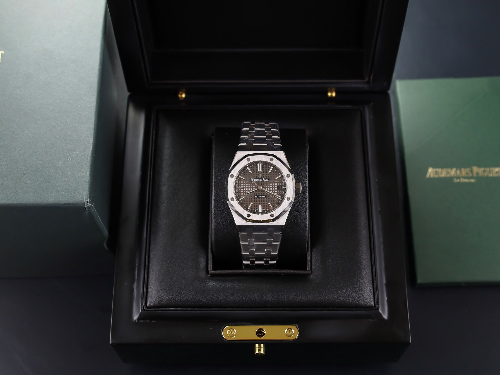 Đồng hồ Audemars Piget Royal Oak Rep 11 mặt xám nhà máy APS 37mm (2) Đồng hồ Audemars Piget Royal Oak Rep 11 mặt xám nhà máy APS 37mm (4)