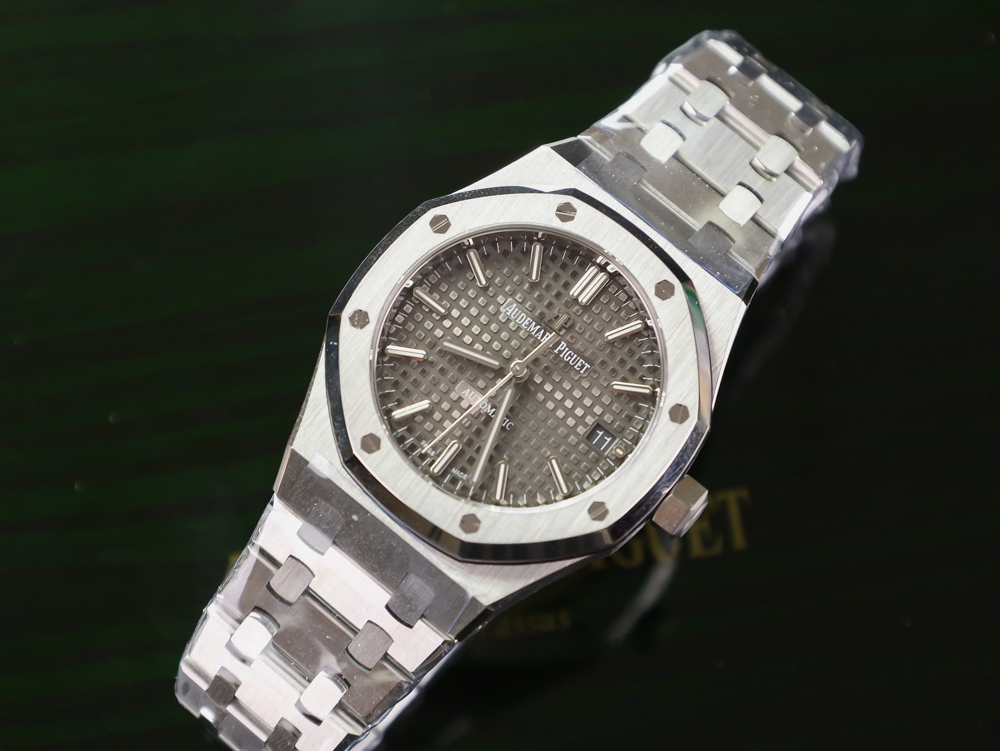Đồng hồ Audemars Piget Royal Oak Rep 11 mặt xám nhà máy APS 37mm (4) Đồng hồ Audemars Piget Royal Oak Rep 11 mặt xám nhà máy APS 37mm (4)
