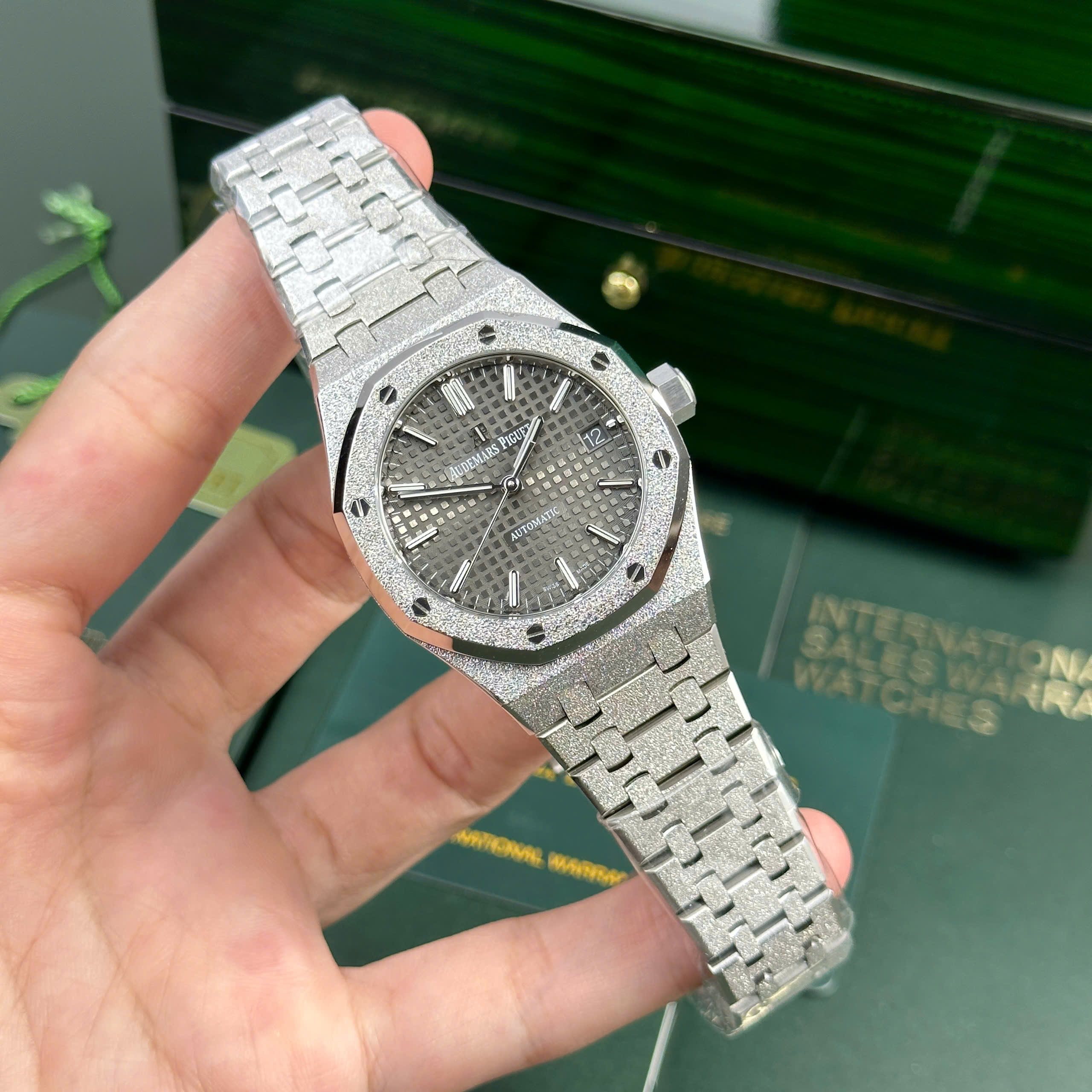 Đồng hồ Audemars Piguet Royal Oak 15454 Frosted Gold Rep 11 mặt xám nhà máy APS 37mm (1) Đồng hồ Audemars Piguet Royal Oak 15454 Frosted Gold Rep 11 mặt xám nhà máy APS 37mm (2)