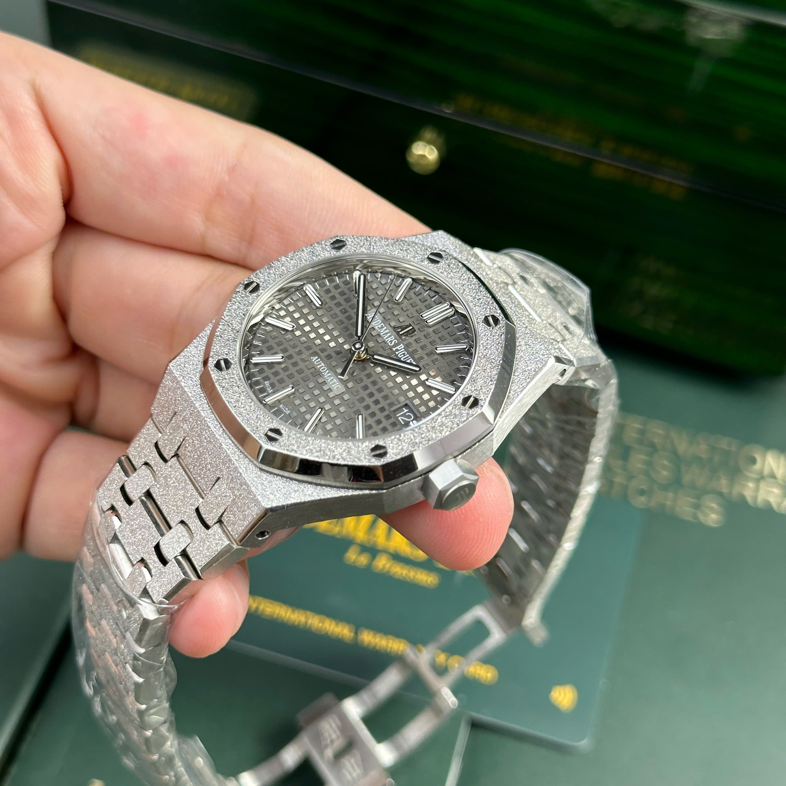 Đồng hồ Audemars Piguet Royal Oak 15454 Frosted Gold Rep 11 mặt xám nhà máy APS 37mm (10) Đồng hồ Audemars Piguet Royal Oak 15454 Frosted Gold Rep 11 mặt xám nhà máy APS 37mm (2)