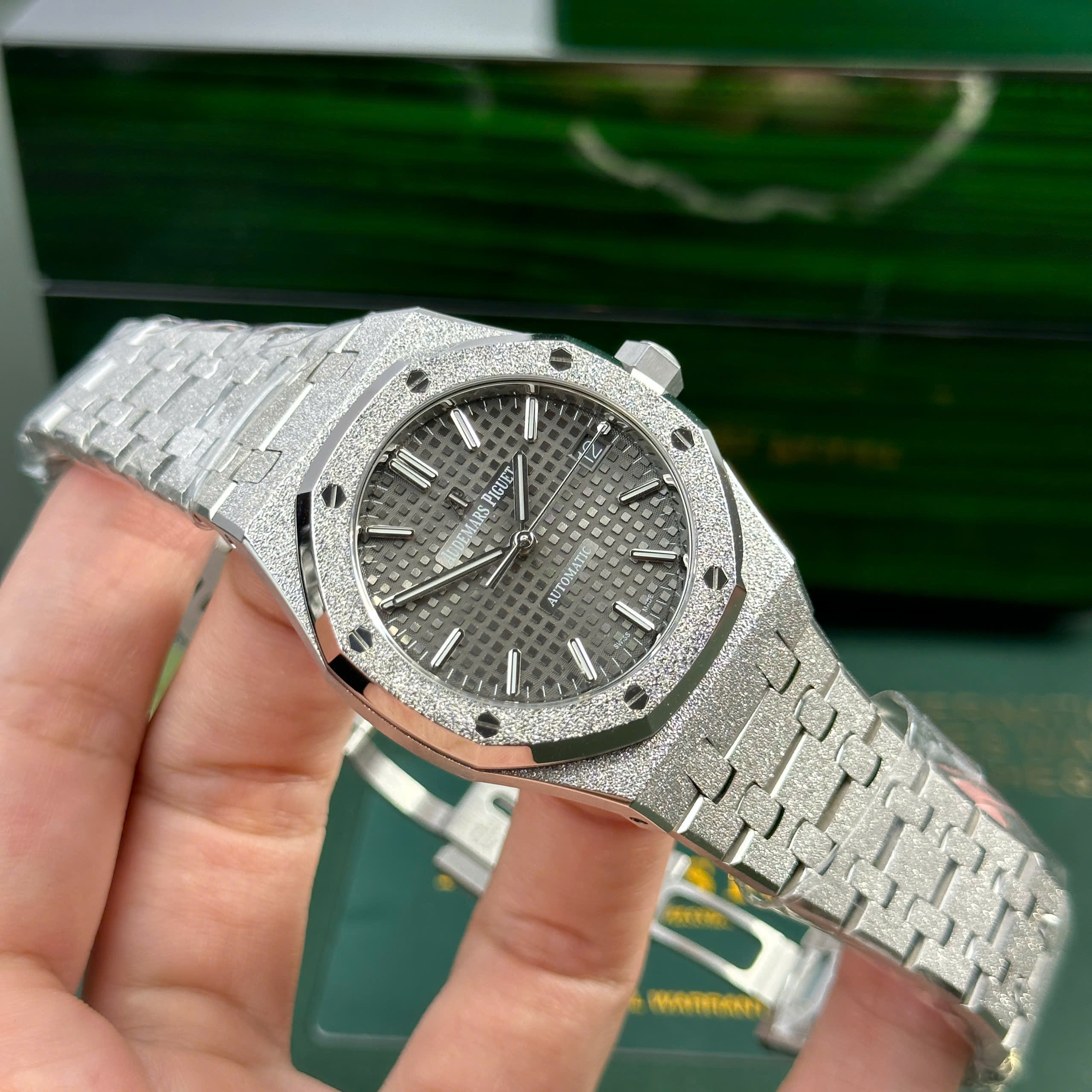 Đồng hồ Audemars Piguet Royal Oak 15454 Frosted Gold Rep 11 mặt xám nhà máy APS 37mm (2) Đồng hồ Audemars Piguet Royal Oak 15454 Frosted Gold Rep 11 mặt xám nhà máy APS 37mm (2)