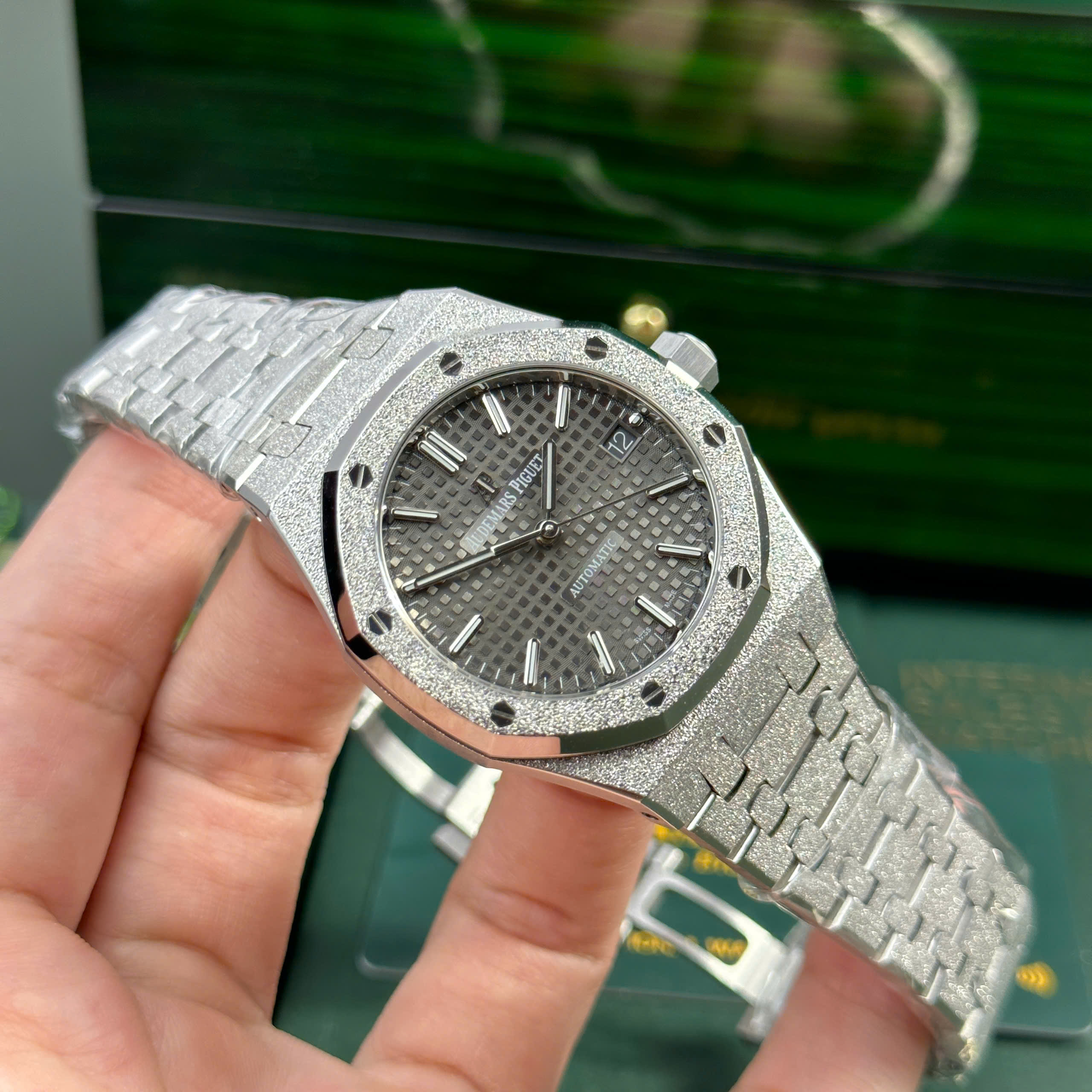 Đồng hồ Audemars Piguet Royal Oak 15454 Frosted Gold Rep 11 mặt xám nhà máy APS 37mm (3) Đồng hồ Audemars Piguet Royal Oak 15454 Frosted Gold Rep 11 mặt xám nhà máy APS 37mm (2)