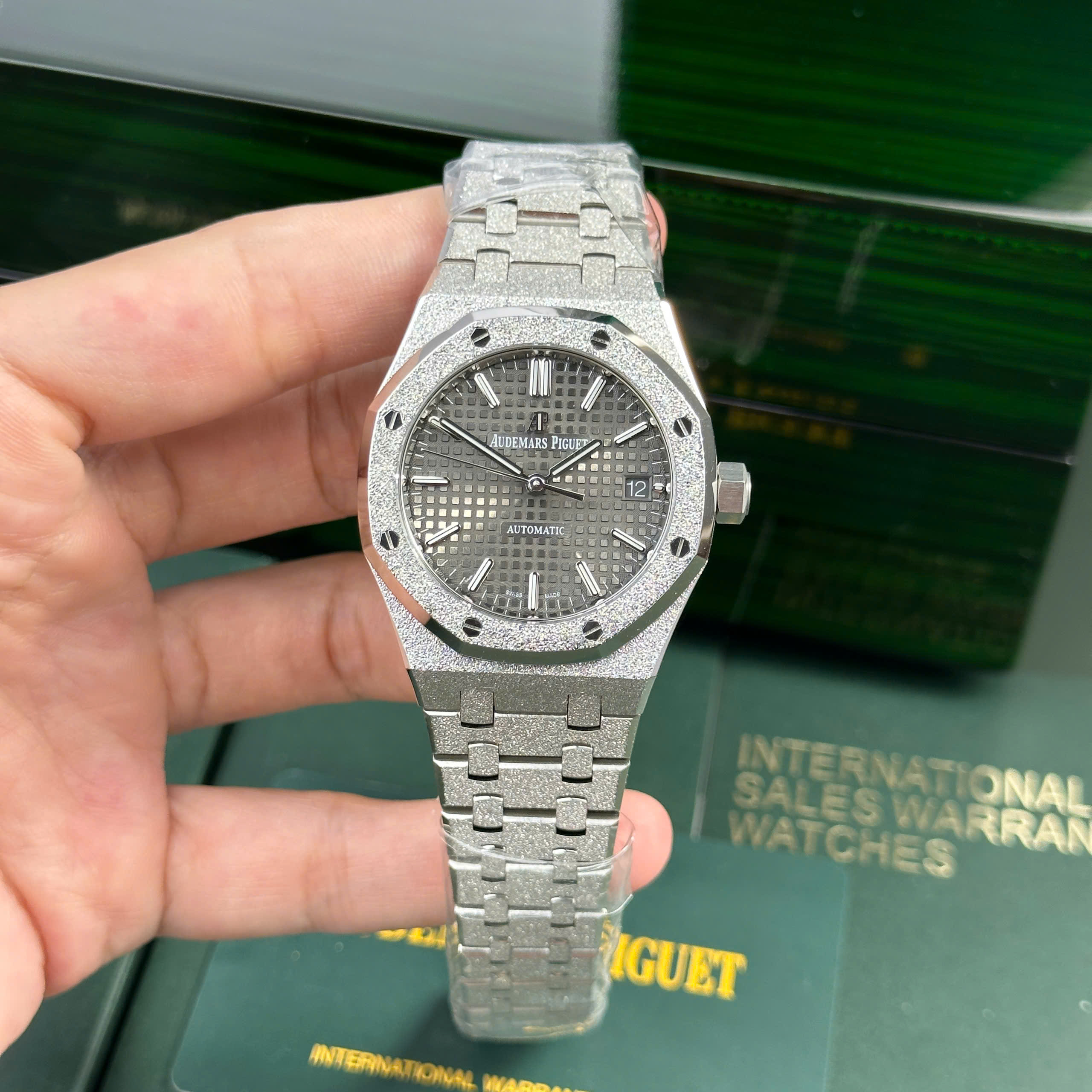 Đồng hồ Audemars Piguet Royal Oak 15454 Frosted Gold Rep 11 mặt xám nhà máy APS 37mm (4) Đồng hồ Audemars Piguet Royal Oak 15454 Frosted Gold Rep 11 mặt xám nhà máy APS 37mm (2)
