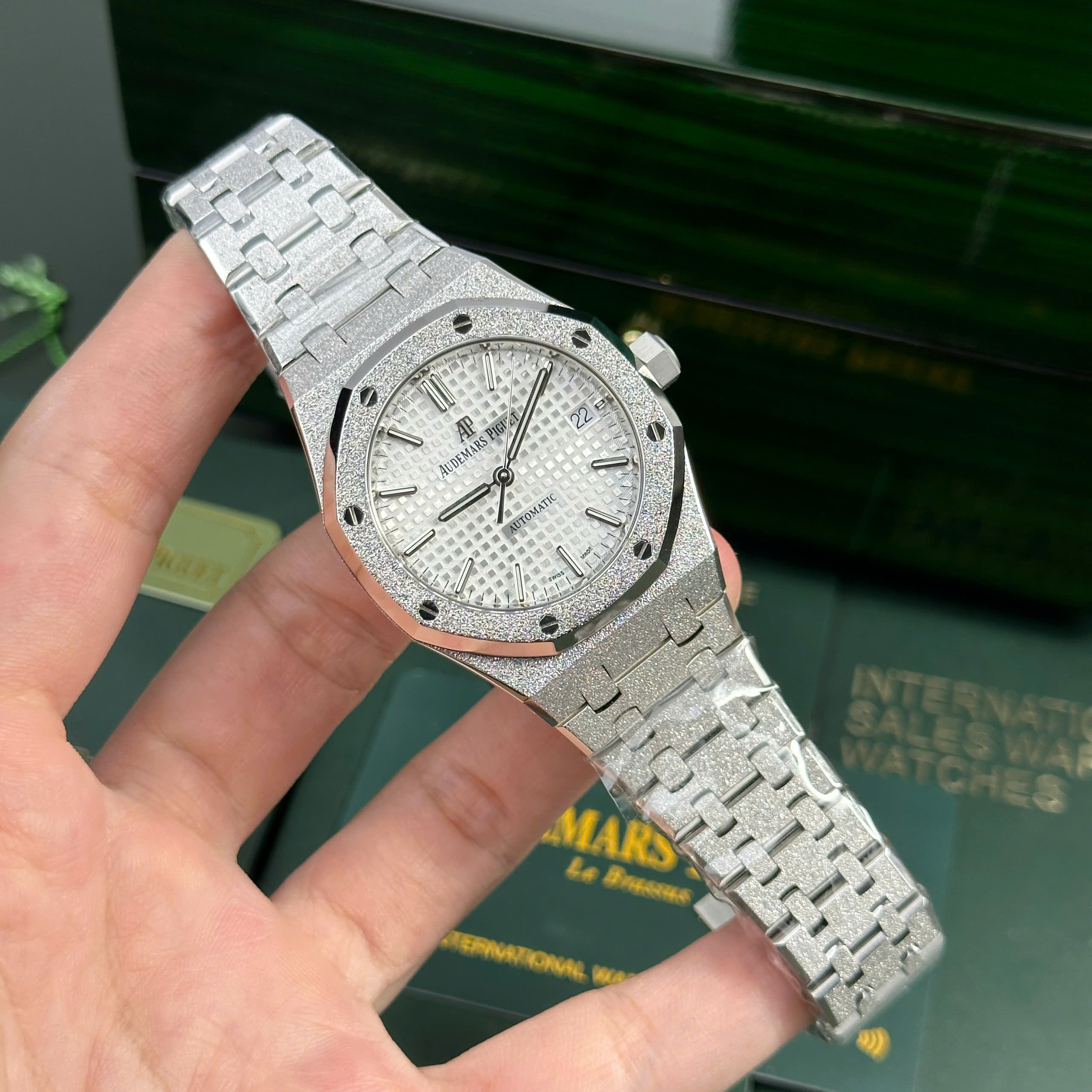 Đồng hồ Audemars Piguet Royal Oak Frosted Gold 15454BC Replica 11 mặt trắng APS 37mm (1) Đồng hồ Audemars Piguet Royal Oak Frosted Gold 15454BC Replica 11 mặt trắng APS 37mm (4)