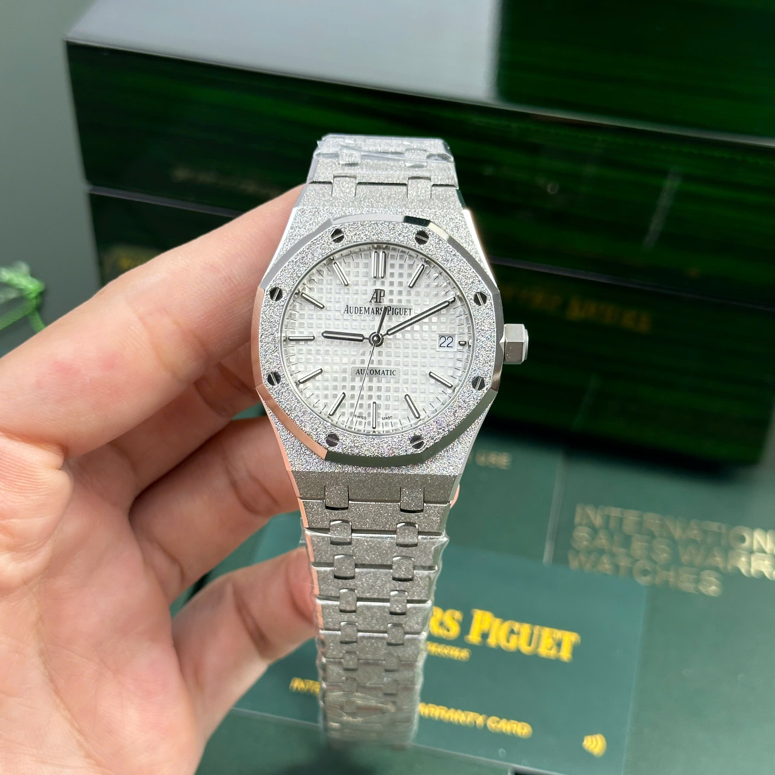 Đồng hồ Audemars Piguet Royal Oak Frosted Gold 15454BC Replica 11 mặt trắng APS 37mm (4) Đồng hồ Audemars Piguet Royal Oak Frosted Gold 15454BC Replica 11 mặt trắng APS 37mm (4)