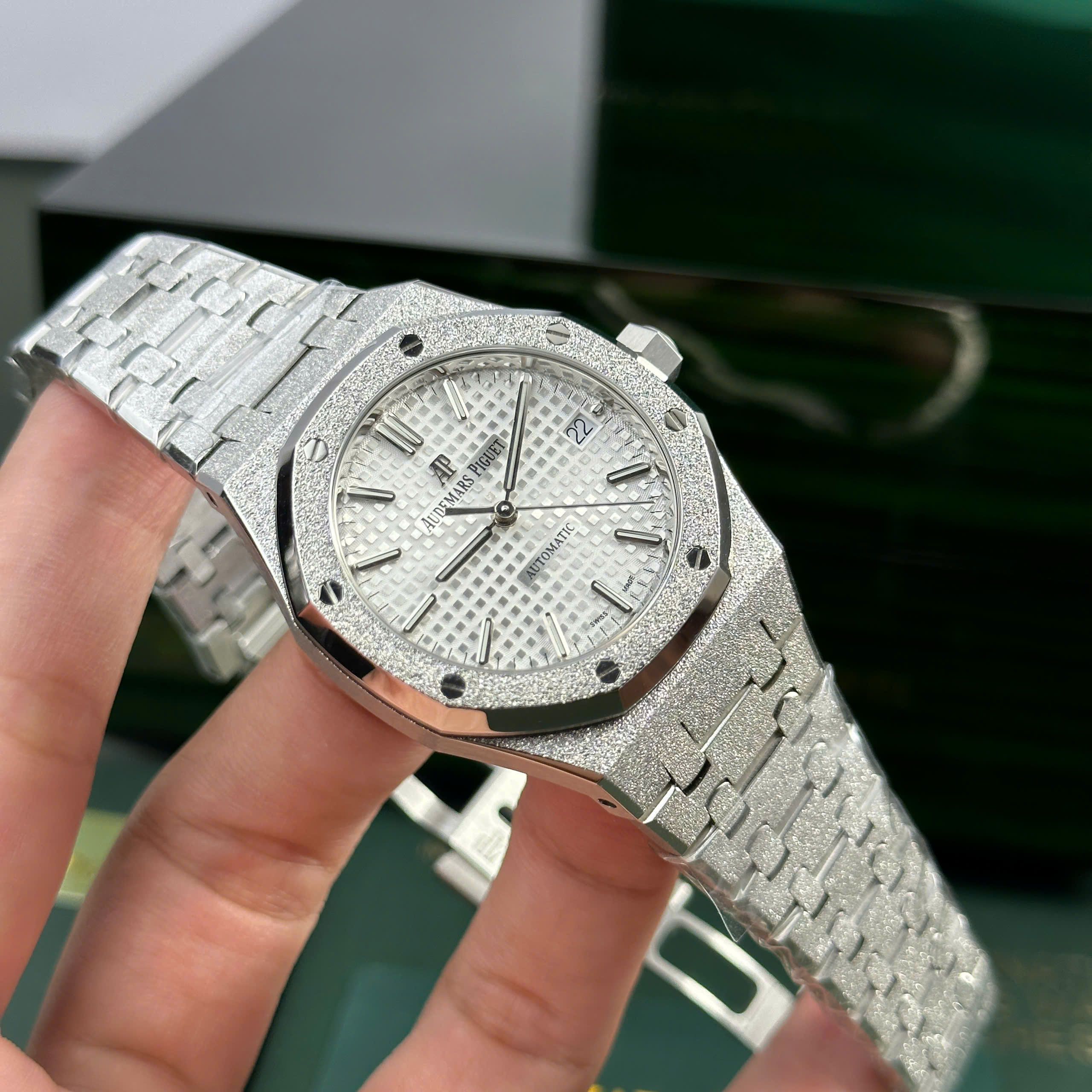 Đồng hồ Audemars Piguet Royal Oak Frosted Gold 15454BC Replica 11 mặt trắng APS 37mm (6) Đồng hồ Audemars Piguet Royal Oak Frosted Gold 15454BC Replica 11 mặt trắng APS 37mm (4)