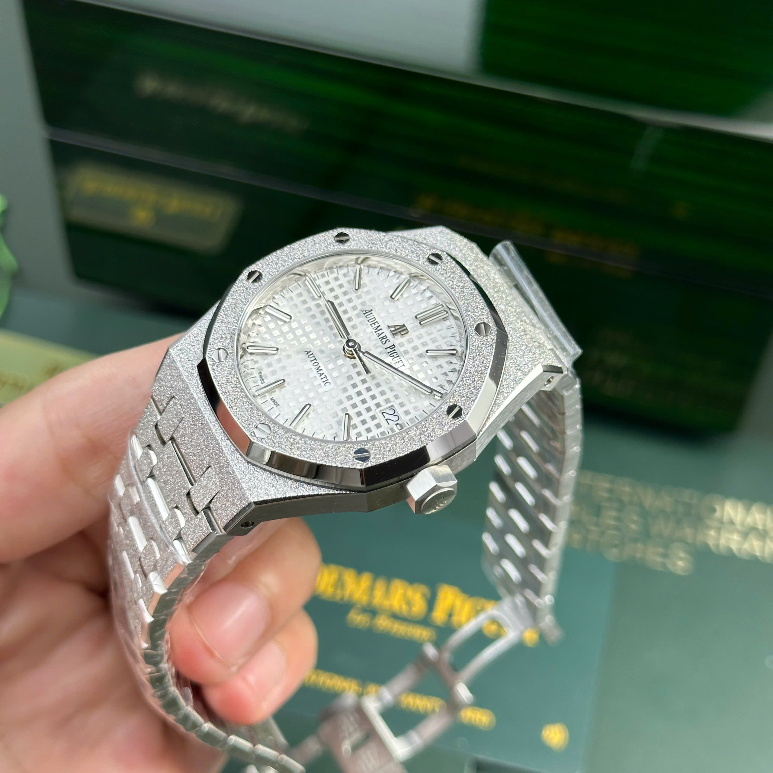 Đồng hồ Audemars Piguet Royal Oak Frosted Gold 15454BC Replica 11 mặt trắng APS 37mm (7) Đồng hồ Audemars Piguet Royal Oak Frosted Gold 15454BC Replica 11 mặt trắng APS 37mm (4)