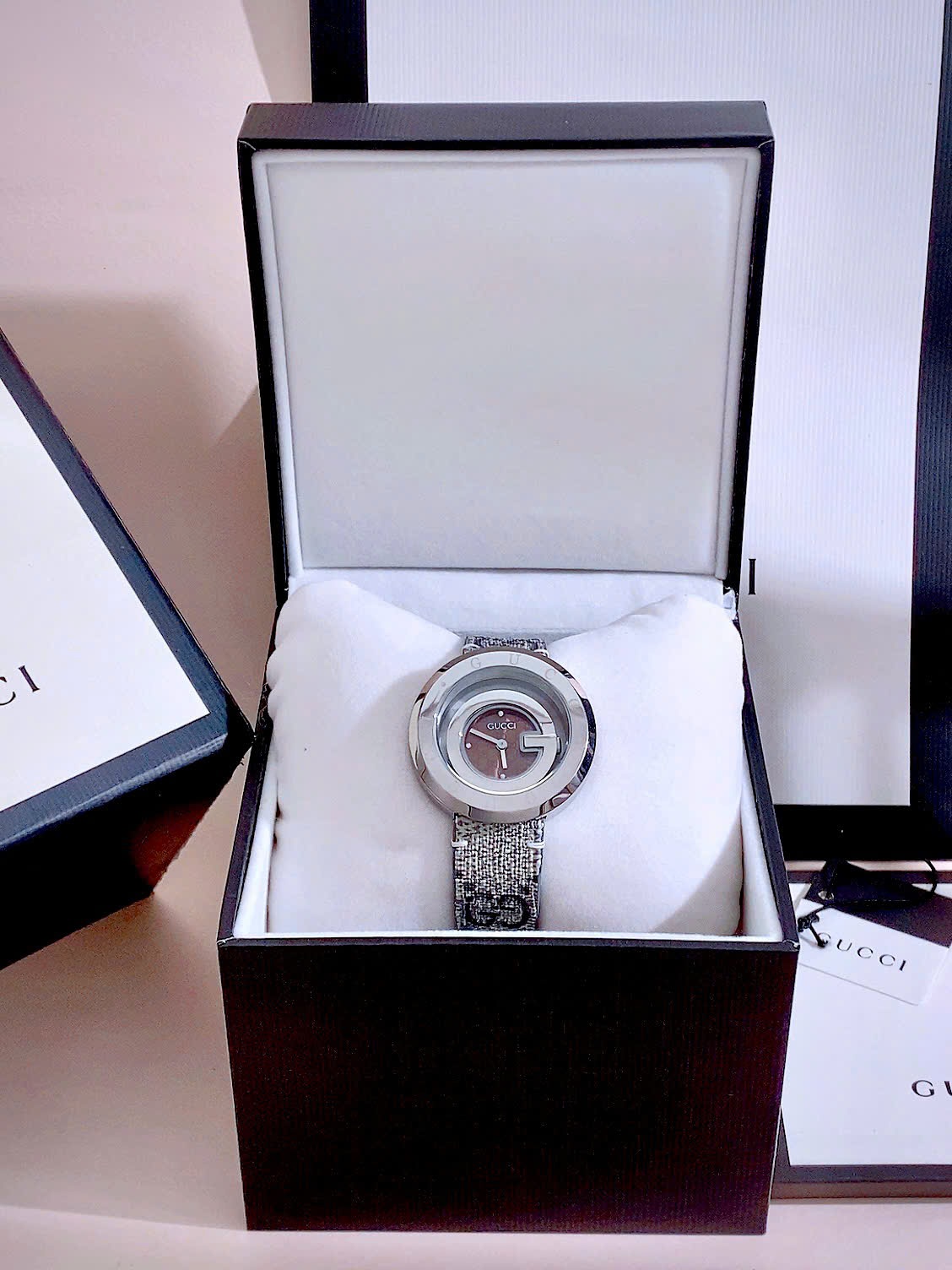 Đồng hồ Gucci nữ mặt nâu dây họa tiết sang trọng Like Auth 38mm (4) Đồng hồ Gucci nữ mặt nâu dây họa tiết sang trọng Like Auth 38mm