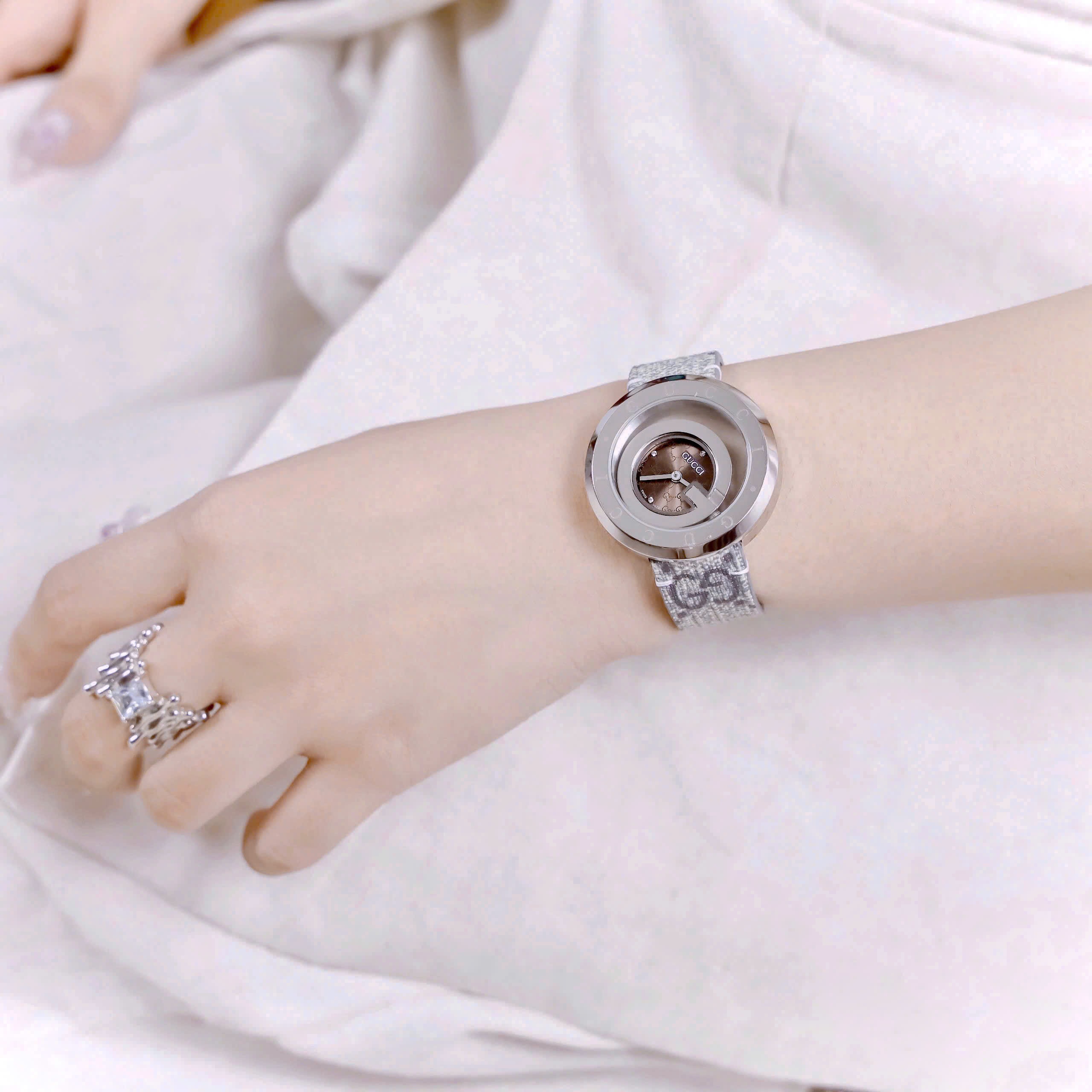 Đồng hồ Gucci nữ mặt nâu dây họa tiết sang trọng Like Auth 38mm (5) Đồng hồ Gucci nữ mặt nâu dây họa tiết sang trọng Like Auth 38mm