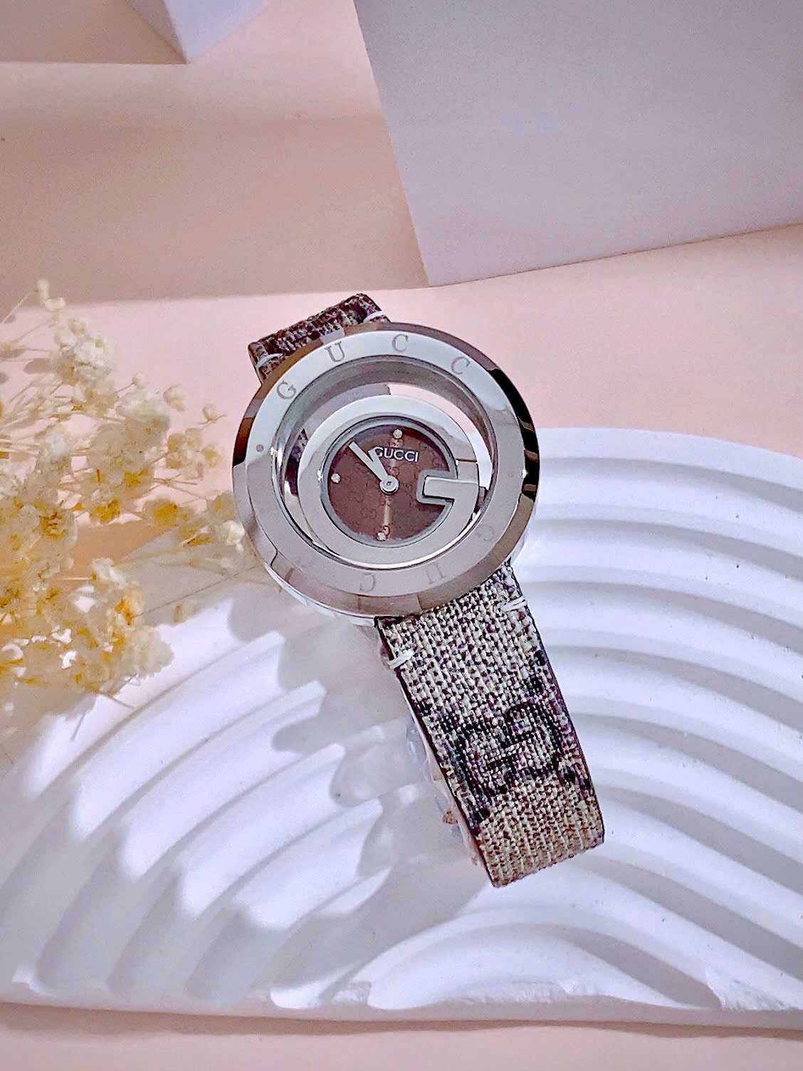 Đồng hồ Gucci nữ mặt nâu dây họa tiết sang trọng Like Auth 38mm (8) Đồng hồ Gucci nữ mặt nâu dây họa tiết sang trọng Like Auth 38mm