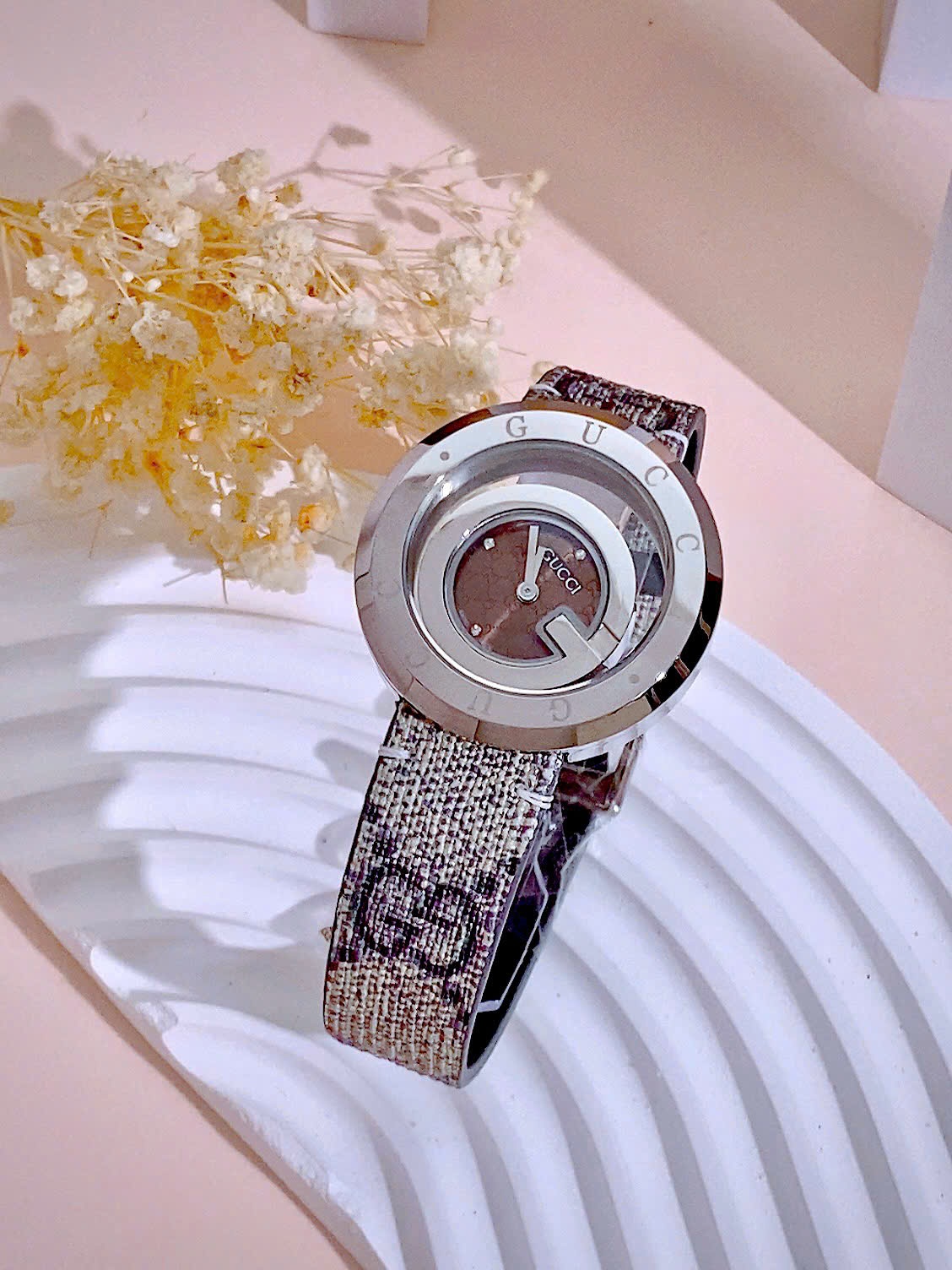 Đồng hồ Gucci nữ mặt nâu dây họa tiết sang trọng Like Auth 38mm (9) Đồng hồ Gucci nữ mặt nâu dây họa tiết sang trọng Like Auth 38mm