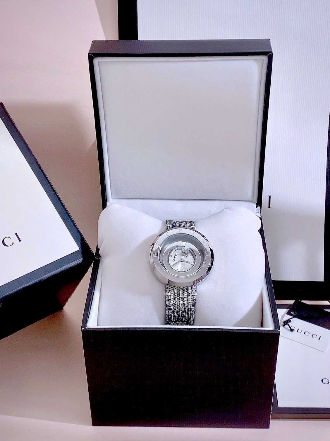 Đồng hồ Gucci nữ thép trắng dây họa tiết sang trọng Like Auth 38mm (3) Đồng hồ Gucci nữ thép trắng dây họa tiết sang trọng Like Auth 38mm