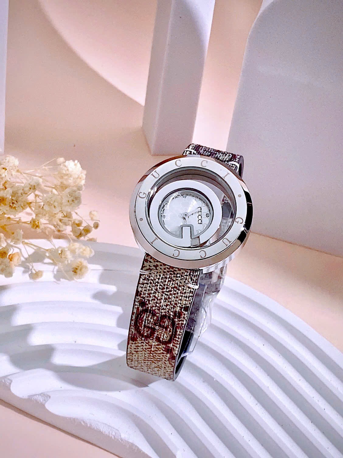 Đồng hồ Gucci nữ thép trắng dây họa tiết sang trọng Like Auth 38mm (4) Đồng hồ Gucci nữ thép trắng dây họa tiết sang trọng Like Auth 38mm