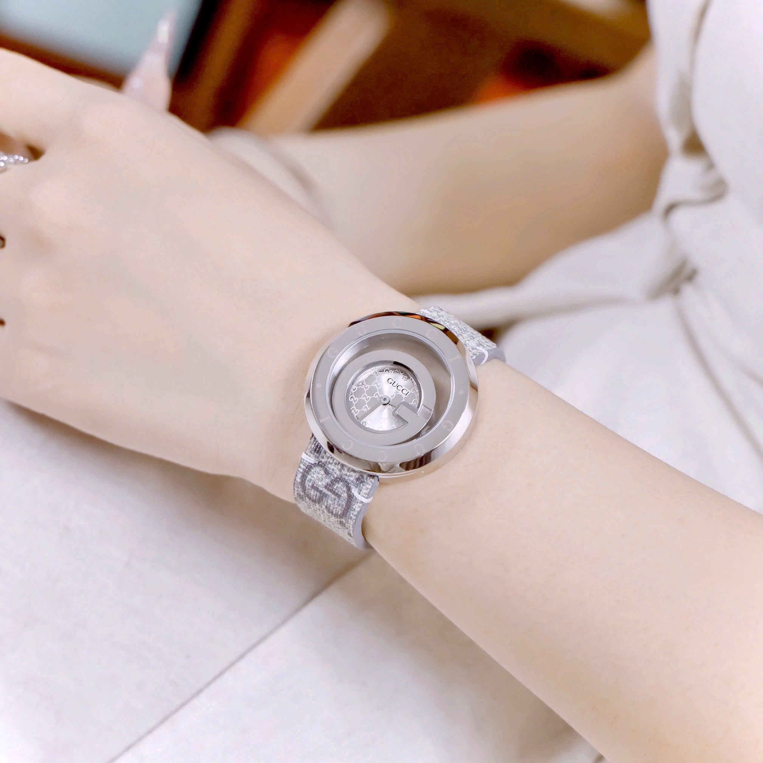 Đồng hồ Gucci nữ thép trắng dây họa tiết sang trọng Like Auth 38mm (7) Đồng hồ Gucci nữ thép trắng dây họa tiết sang trọng Like Auth 38mm