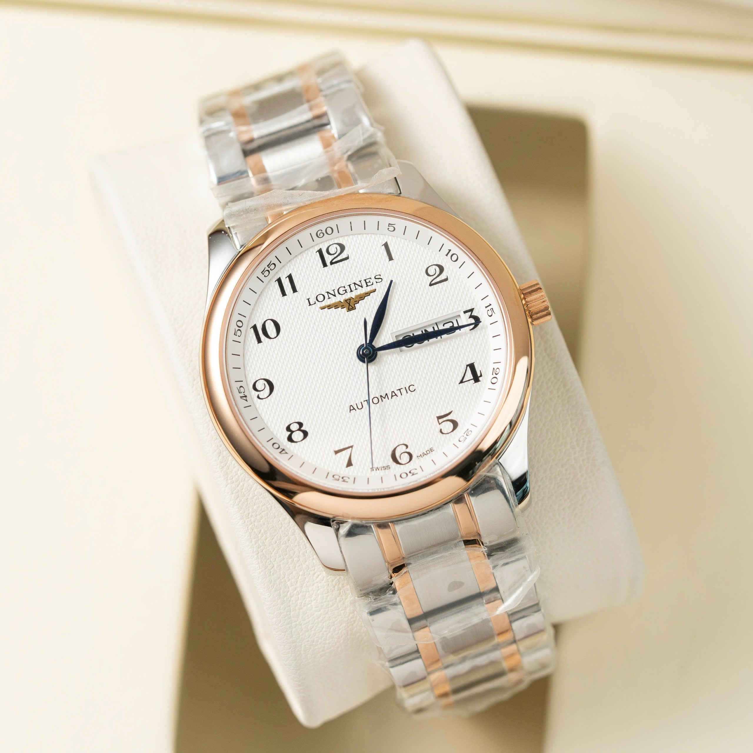 Đồng hồ Longines demi rose gold Rep 11 cao cấp mặt trắng 38 (1) Đồng hồ Longines demi rose gold Rep 11 cao cấp mặt trắng 38 (2)