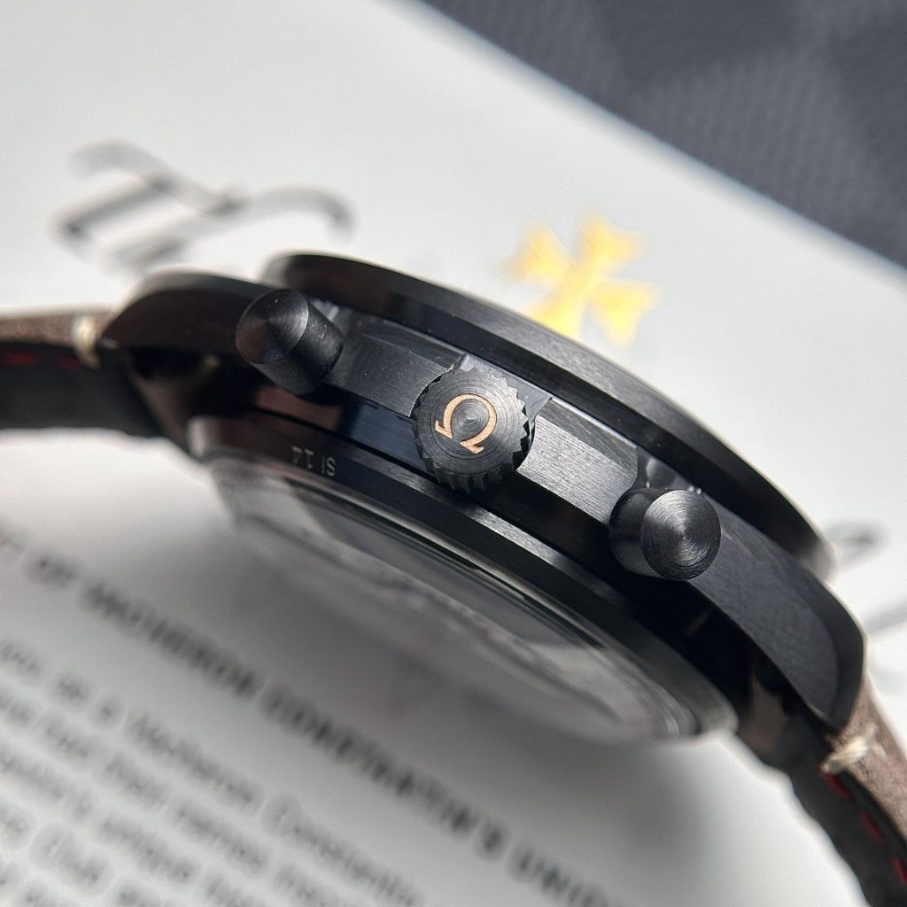 Đồng hồ Omega Speedmaster Dark Side Of The Moon Rep 11 vỏ gốm đen nhà máy OM 44mm (6) Đồng hồ Omega Speedmaster Dark Side Of The Moon Rep 11 vỏ gốm đen nhà máy OM 44mm (2)