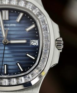 Đồng hồ Patek Philippe Rep 11 Nautilus 5723 mặt xanh đính đá nhà máy 3K