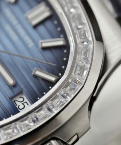 Đồng hồ Patek Philippe Rep 11 Nautilus 5723 mặt xanh đính đá nhà máy 3K