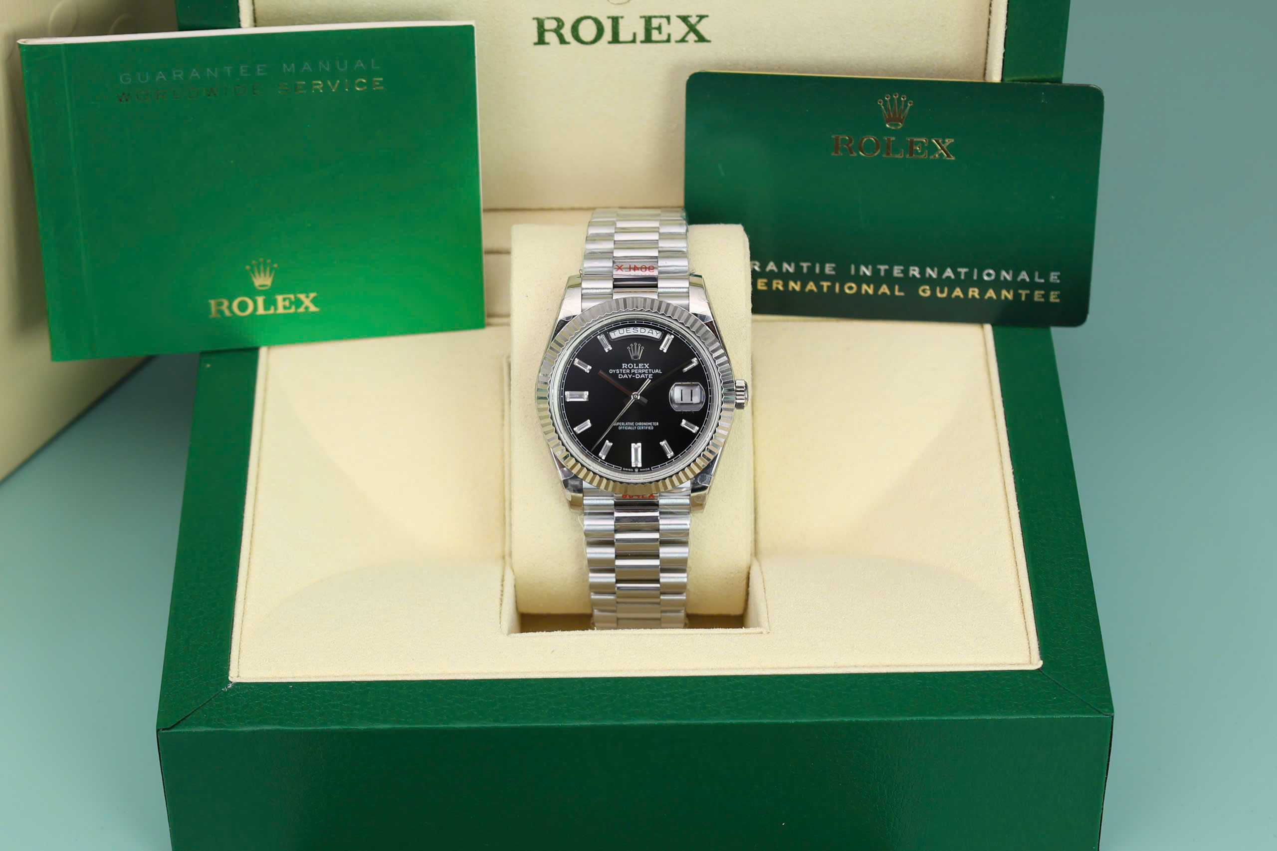 Đồng hồ Rolex Day-Date 228236 Rep 11 mặt đen cọc số đá baguette trọng lượng 175gram GMF 40mm (1) Đồng hồ Rolex Day-Date 228236 Rep 11 mặt đen cọc số đá baguette trọng lượng 175gram GMF 40mm (1)