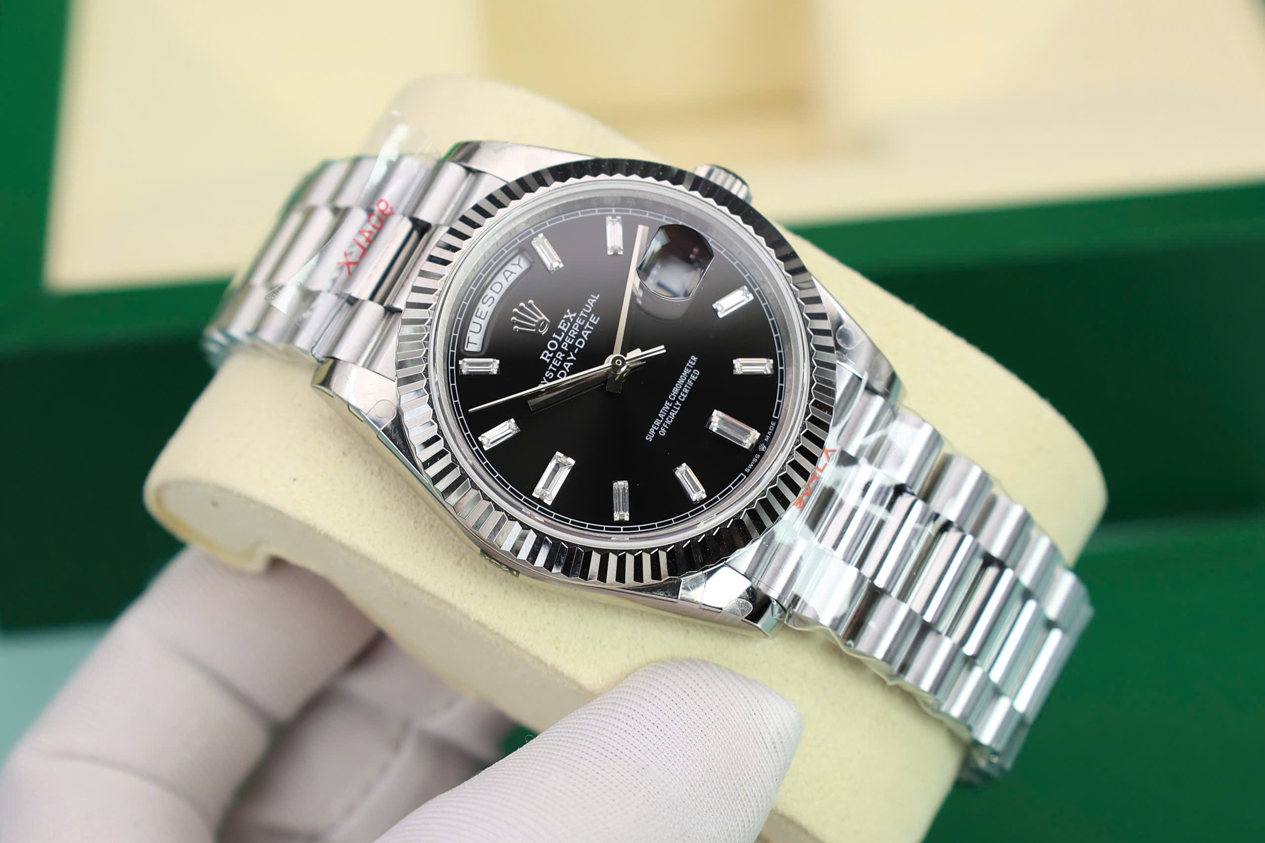 Đồng hồ Rolex Day-Date 228236 Rep 11 mặt đen cọc số đá baguette trọng lượng 175gram GMF 40mm (2) Đồng hồ Rolex Day-Date 228236 Rep 11 mặt đen cọc số đá baguette trọng lượng 175gram GMF 40mm (2)