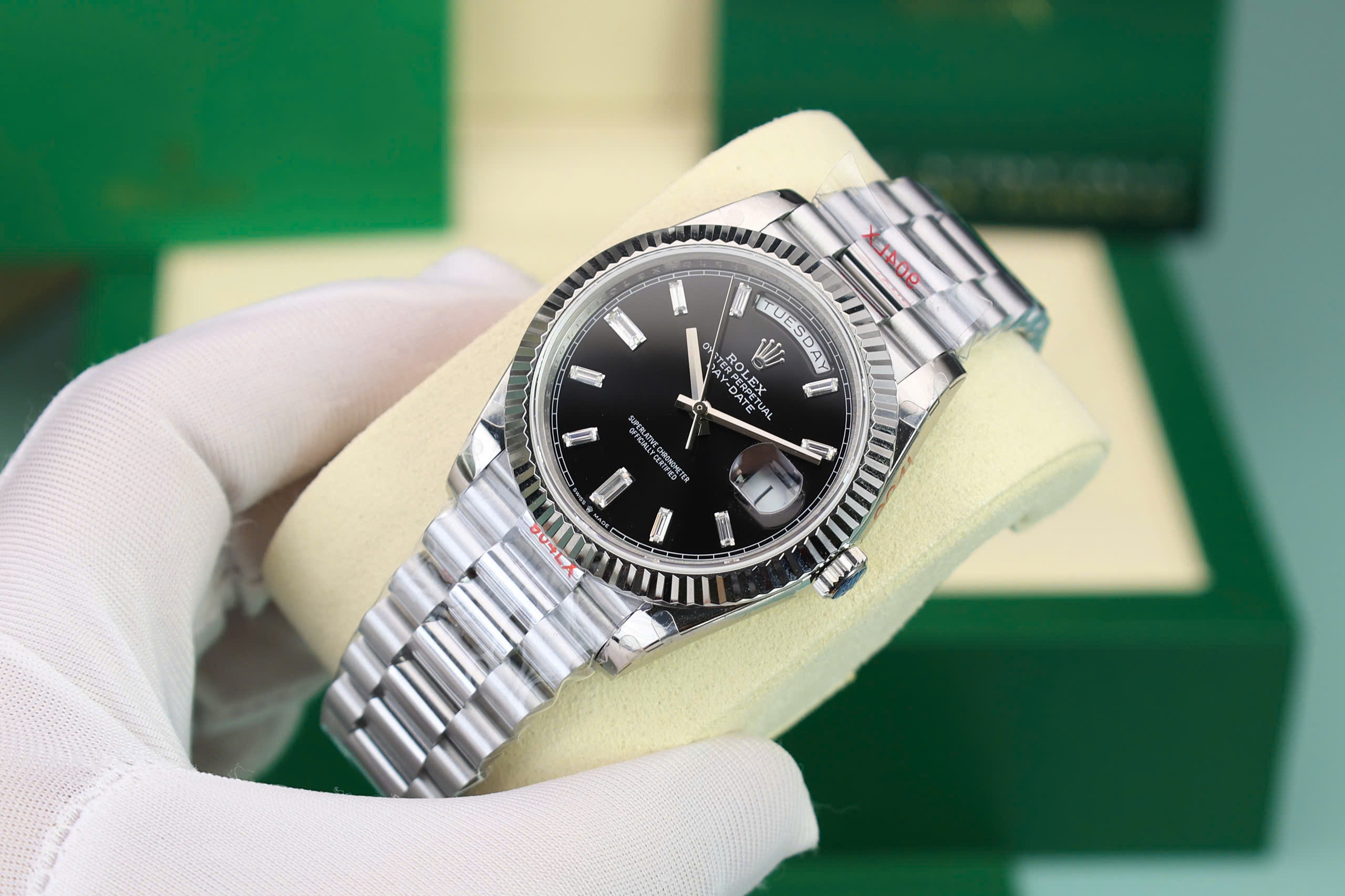 Đồng hồ Rolex Day-Date 228236 Rep 11 mặt đen cọc số đá baguette trọng lượng 175gram GMF 40mm (3) Đồng hồ Rolex Day-Date 228236 Rep 11 mặt đen cọc số đá baguette trọng lượng 175gram GMF 40mm (2)