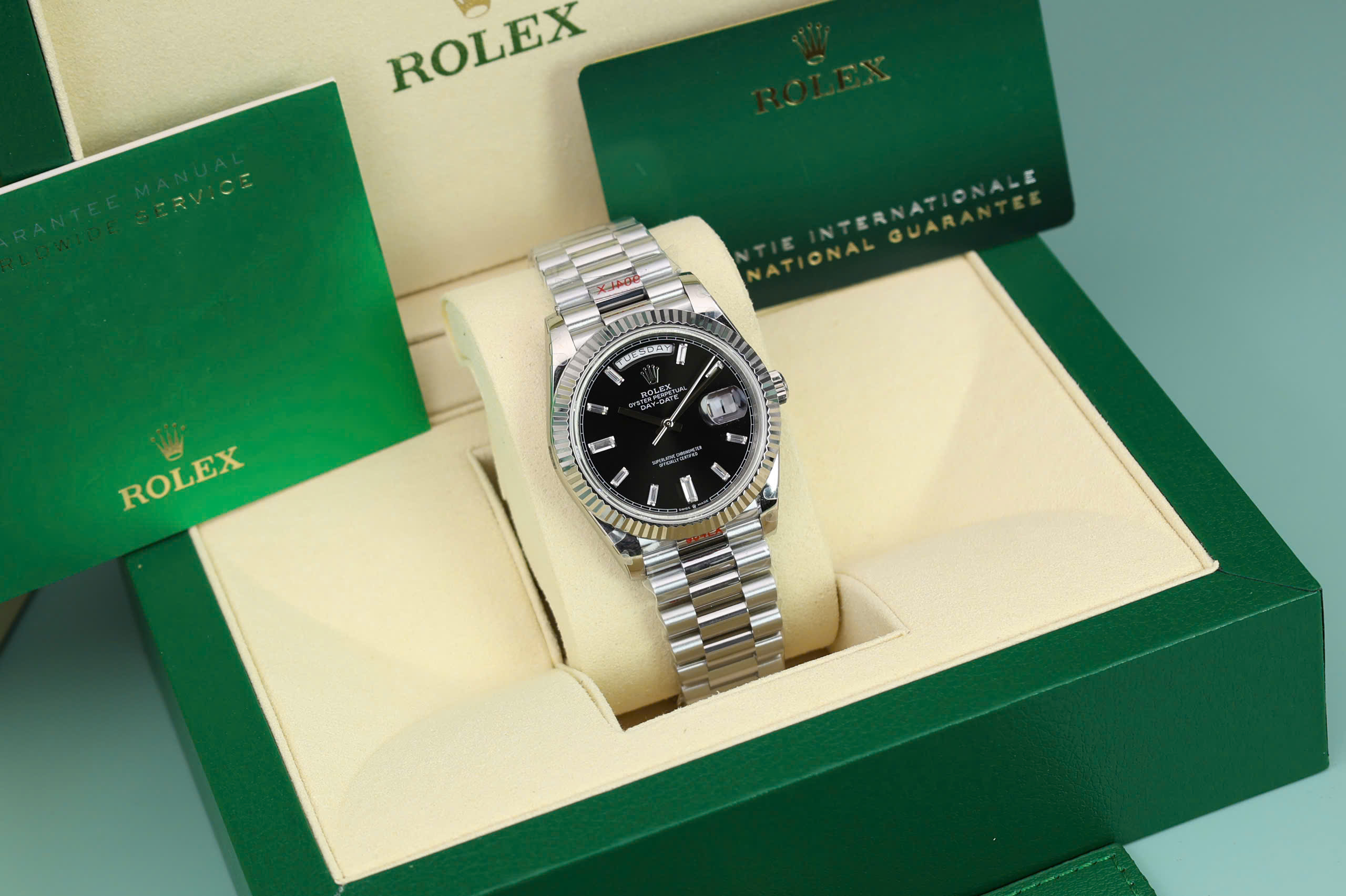 Đồng hồ Rolex Day-Date 228236 Rep 11 mặt đen cọc số đá baguette trọng lượng 175gram GMF 40mm (4) Đồng hồ Rolex Day-Date 228236 Rep 11 mặt đen cọc số đá baguette trọng lượng 175gram GMF 40mm (2)