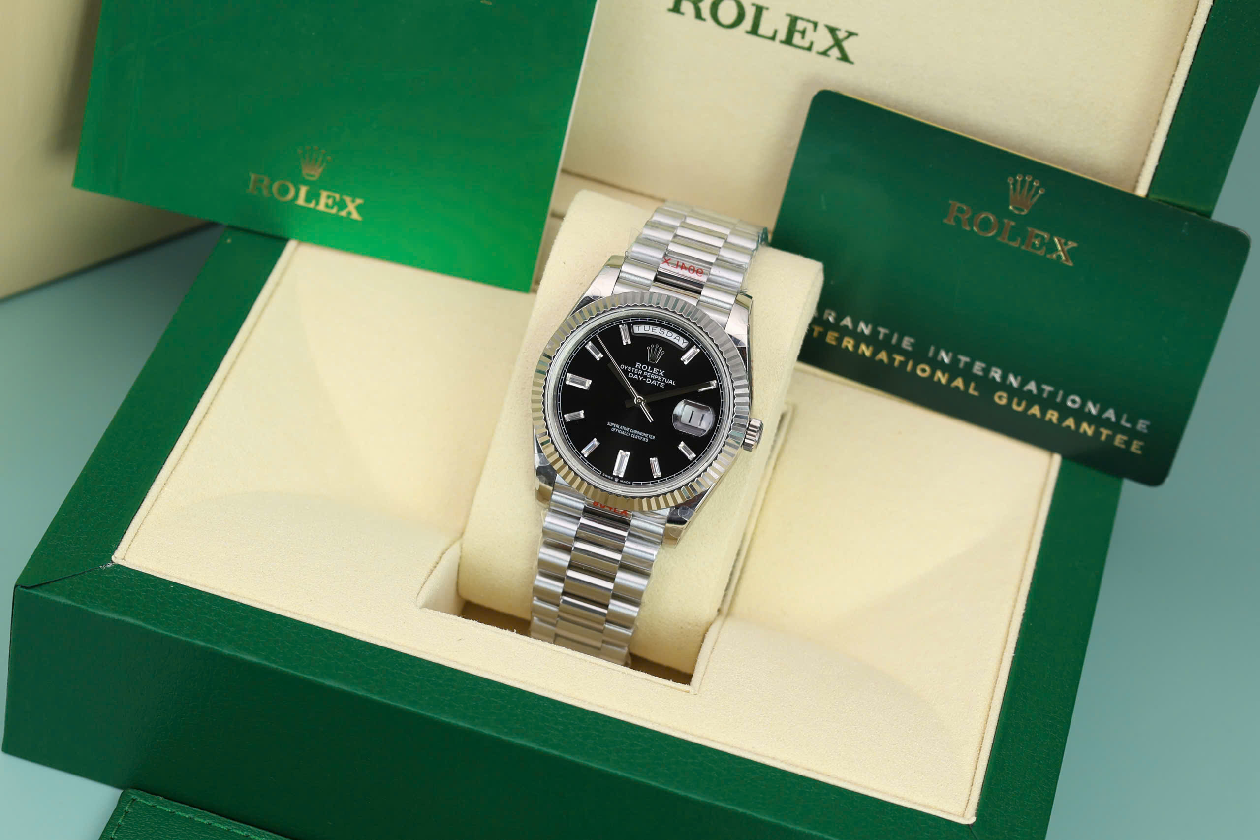 Đồng hồ Rolex Day-Date 228236 Rep 11 mặt đen cọc số đá baguette trọng lượng 175gram GMF 40mm (5) Đồng hồ Rolex Day-Date 228236 Rep 11 mặt đen cọc số đá baguette trọng lượng 175gram GMF 40mm (2)