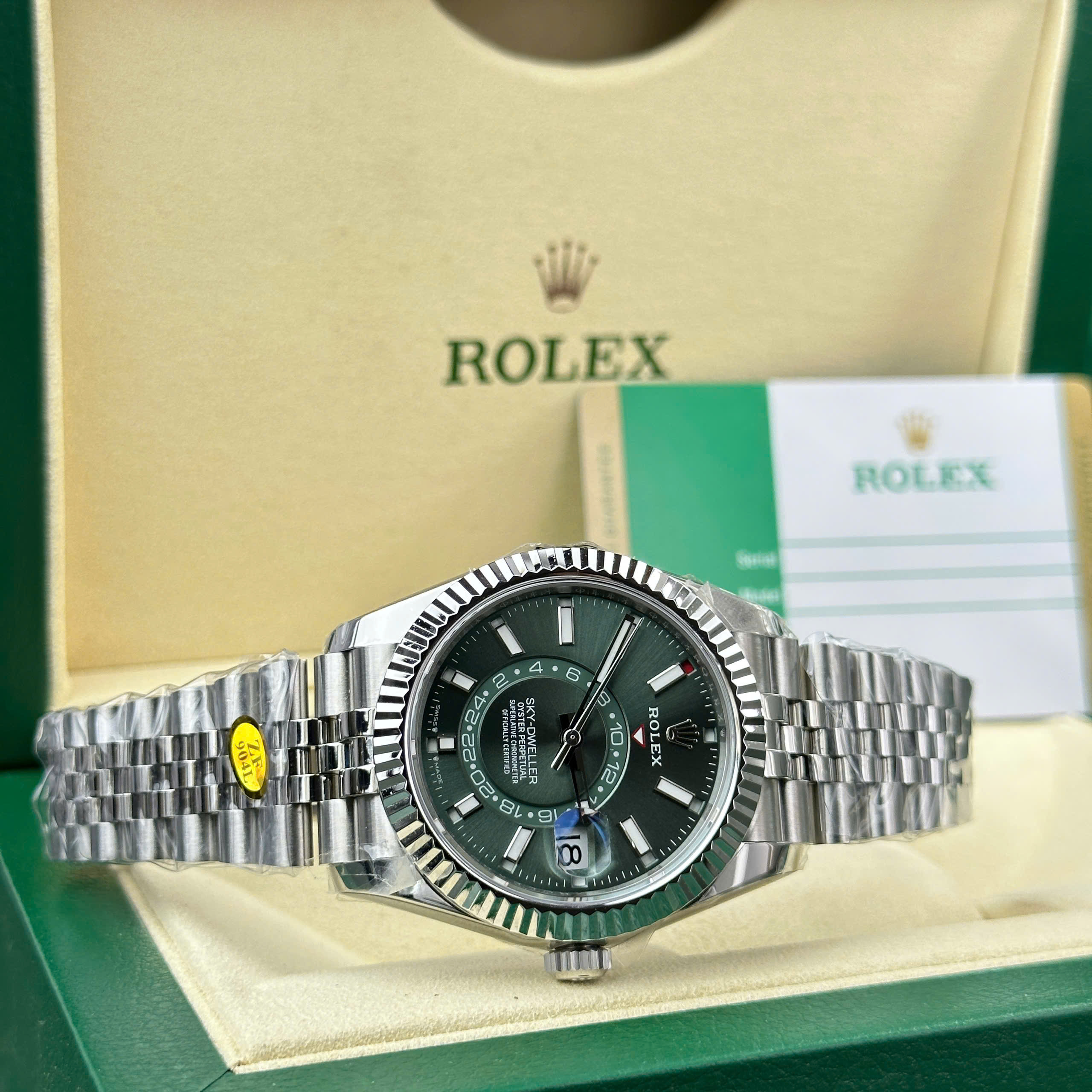 Đồng hồ nam Rolex Sky-Dweller 326934 Replica 11 mặt xanh lá cây dây Jubilee 42mm (1) Đồng hồ nam Rolex Sky-Dweller 326934 Replica 11 mặt xanh lá cây dây Jubilee 42mm (2)